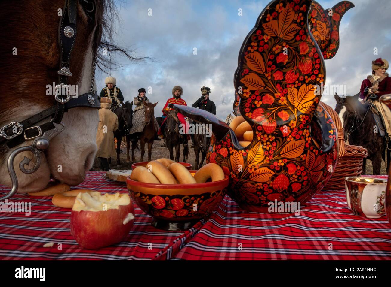 Le cheval mange du pain sueur russe Baranki et vue sur les plats de table avec la peinture Khokhloma pendant la chasse traditionnelle de chien russe Banque D'Images