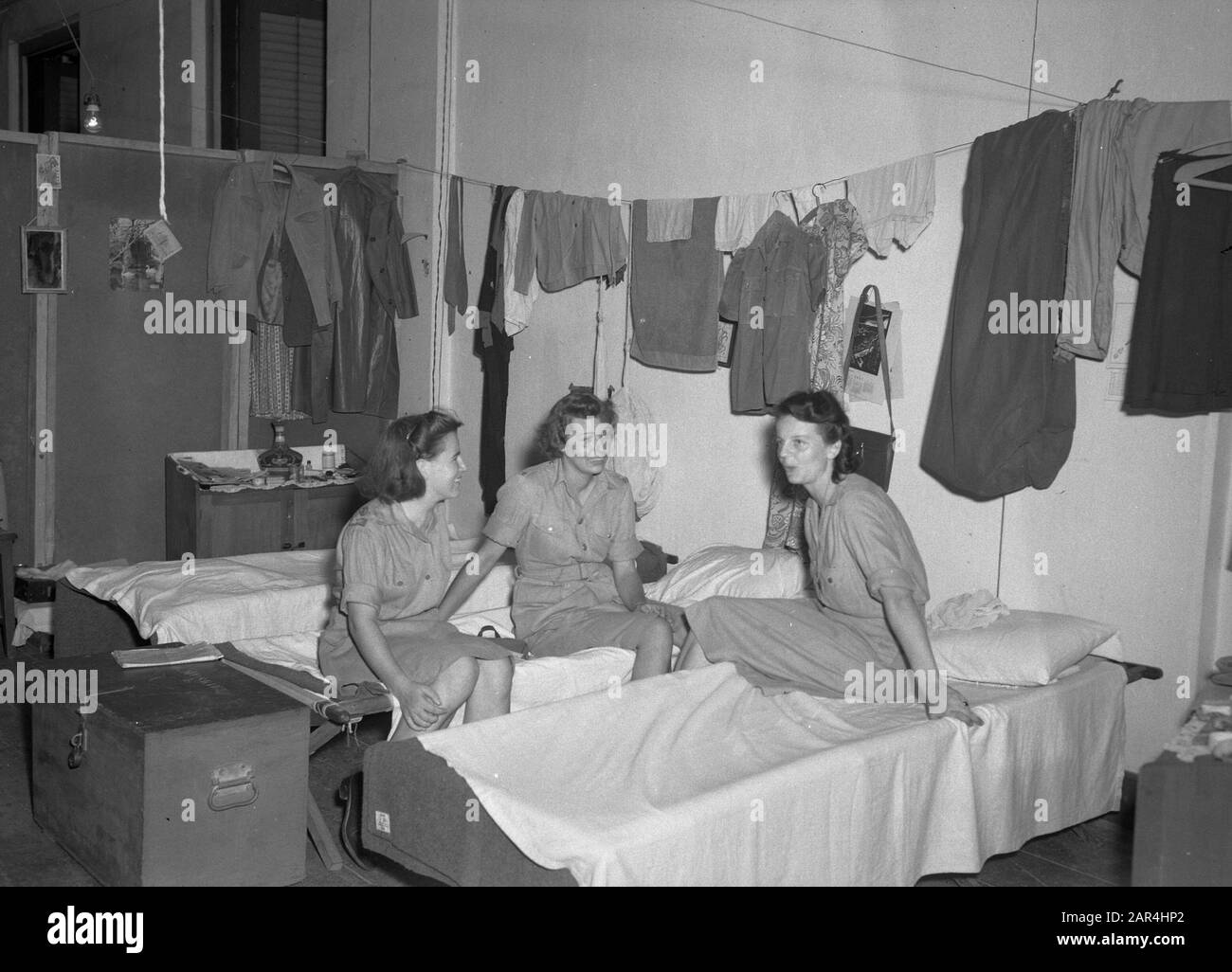 Départ général Kruls après visite d'inspection en Indonésie Trois femmes membres du Women's Help corps (KL) dans un dortoir Date: Mai 1947 lieu: Indonésie, Pays-Bas-Indies Banque D'Images