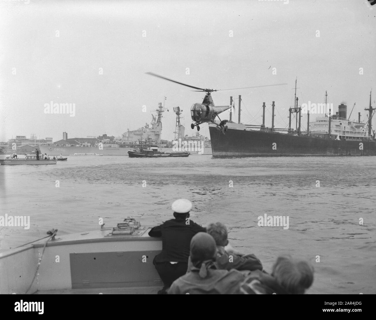 Démonstration de plongée Amsterdam durant la flotte Schouw, hélicoptère Date : 6 septembre 1958 lieu : Amsterdam, Noord-Holland mots clés : hélicoptères, marine, vlootschouwen Banque D'Images