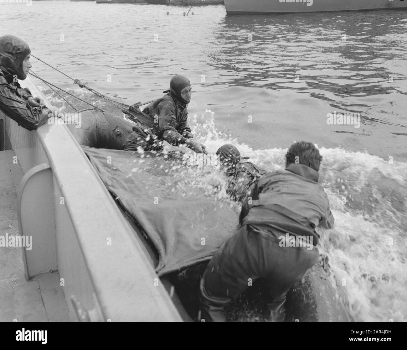 Démonstration de plongée Amsterdam durant la flotte Schouw, frogvorsman est pêché Date: 6 septembre 1958 lieu: Amsterdam, Noord-Holland mots clés: Divers, marine, leetschouwen Banque D'Images