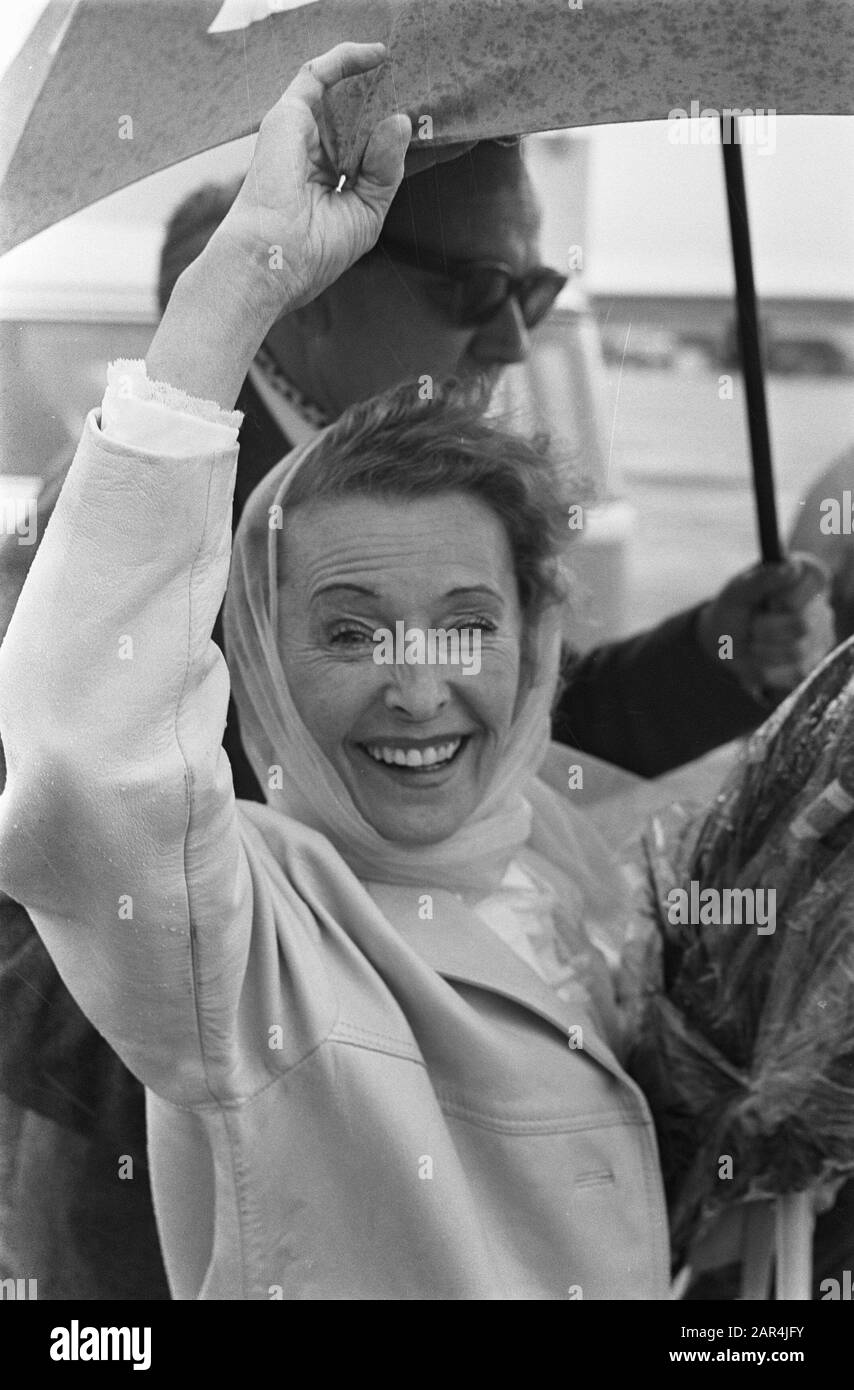 Lilian Harvey, la Star allemande du film [avant la guerre], visite notre pays. Date: 28 août 1963 lieu: Noord-Holland, Schiphol mots clés: Actrices, stars du cinéma, portraits Nom personnel: Harvey, Lilian Banque D'Images