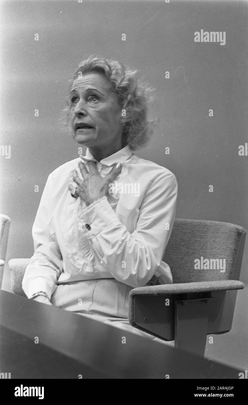 Lilian Harvey, la Star allemande du film [avant la guerre], visite notre pays. Au cours de la conférence de presse Date: 28 août 1963 mots clés: Actrices, stars du cinéma, conférences de presse, portraits Nom personnel: Harvey, Lilian Banque D'Images