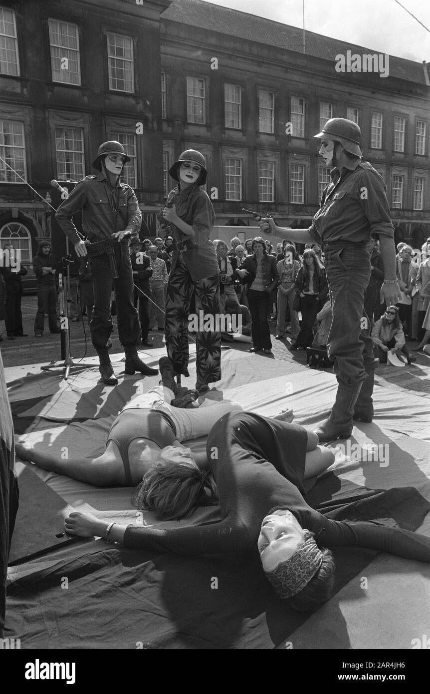 Théâtre d'action politique allemand Rote Rube spectacles sur le Chili à Binnenhof Date: 2 octobre 1975 lieu: Binnenhof, La Haye, Zuid-Holland mots clés: Théâtres, représentations : Verhoeff, Bert/Anefo Banque D'Images