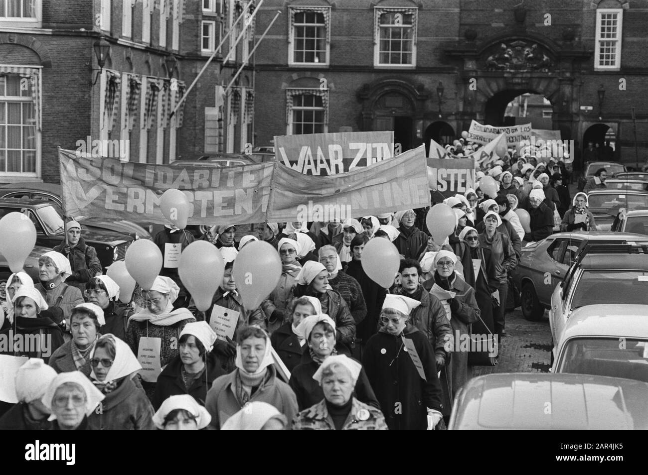 Mille femmes qui se sentent solidaires des mères insensés argentines ont manifesté aujourd'hui à Binnenhof Date: 18 décembre 1980 lieu: Binnenhof, La Haye, Zuid-Holland mots clés: Mères, manifestations Banque D'Images