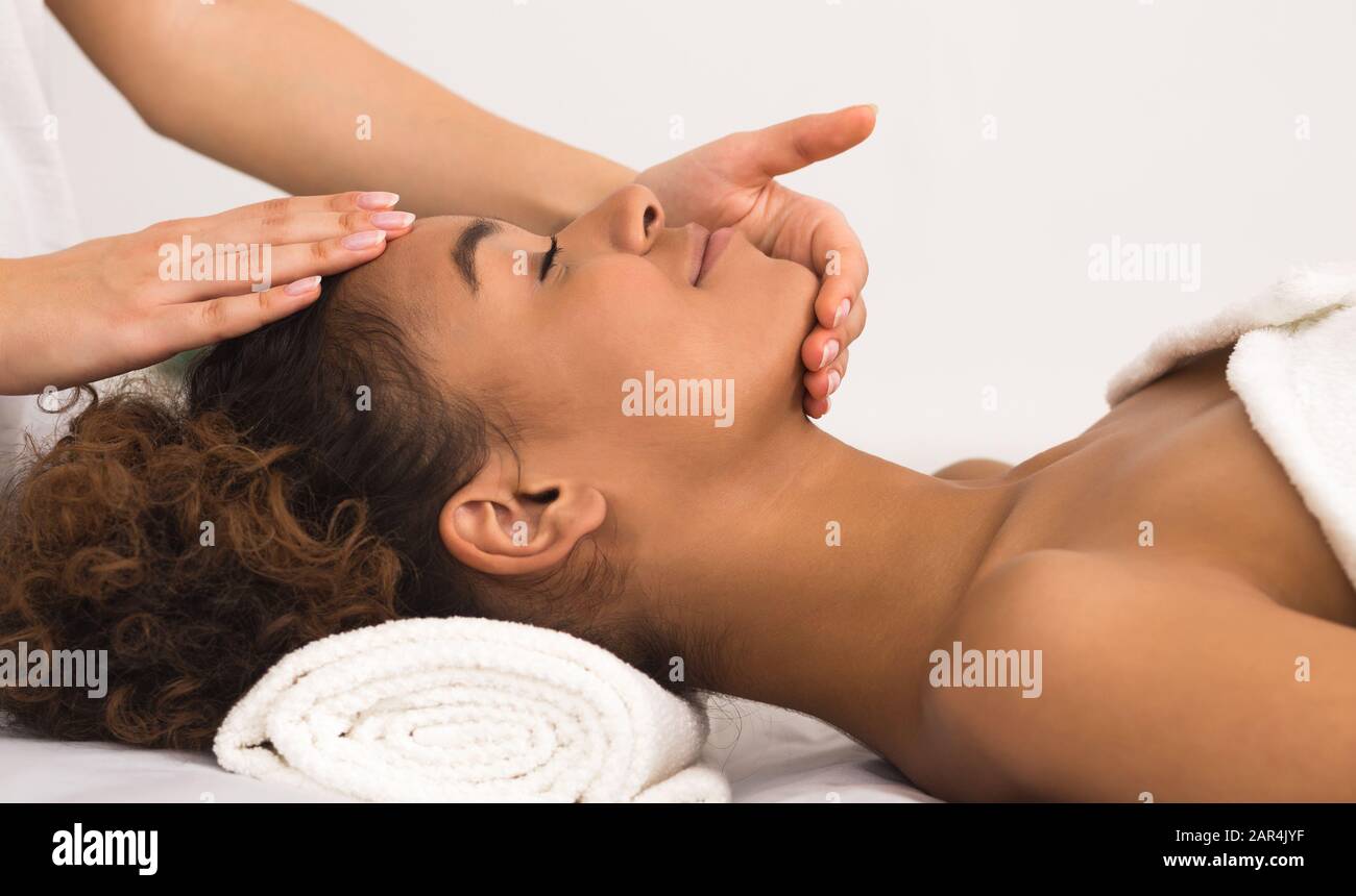 Concept de traitement du visage. Femme bénéficiant d'un massage facial anti-âge Banque D'Images
