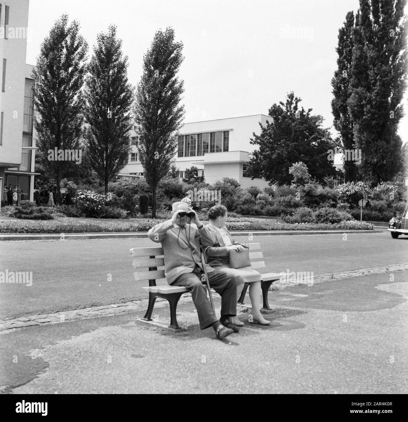 Rhin navigation, reportage sur la vie et le travail à bord d'un navire du Rhin Marié couple sur un banc devant le Bundeshaus à Bonn Date: 1 avril 1955 lieu: Bonn, Allemagne, Allemagne de l'Ouest mots clés: Parlement bâtiments, paysages urbains, tourisme Banque D'Images
