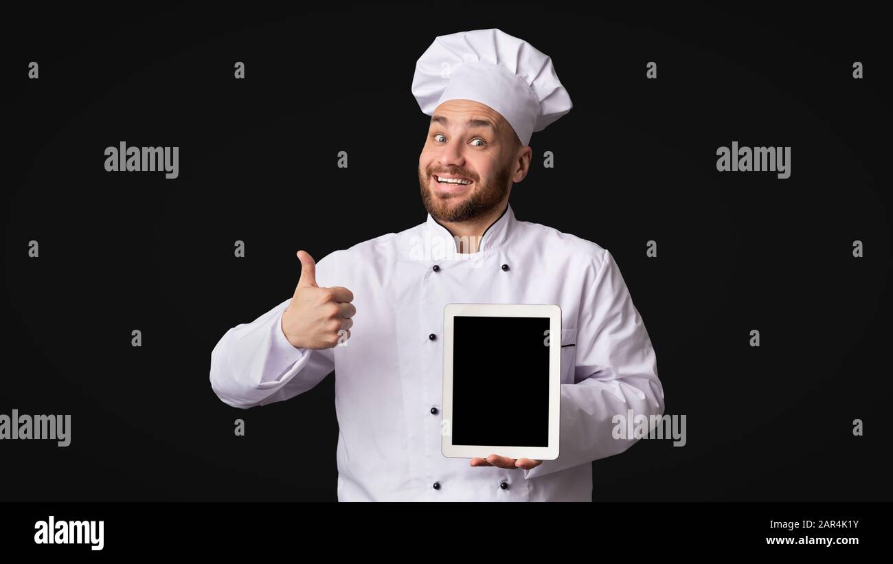 Homme Cuisinier Montrant Tablette Écran Gestuelle Thumbs-Up, Studio, Maquette Banque D'Images