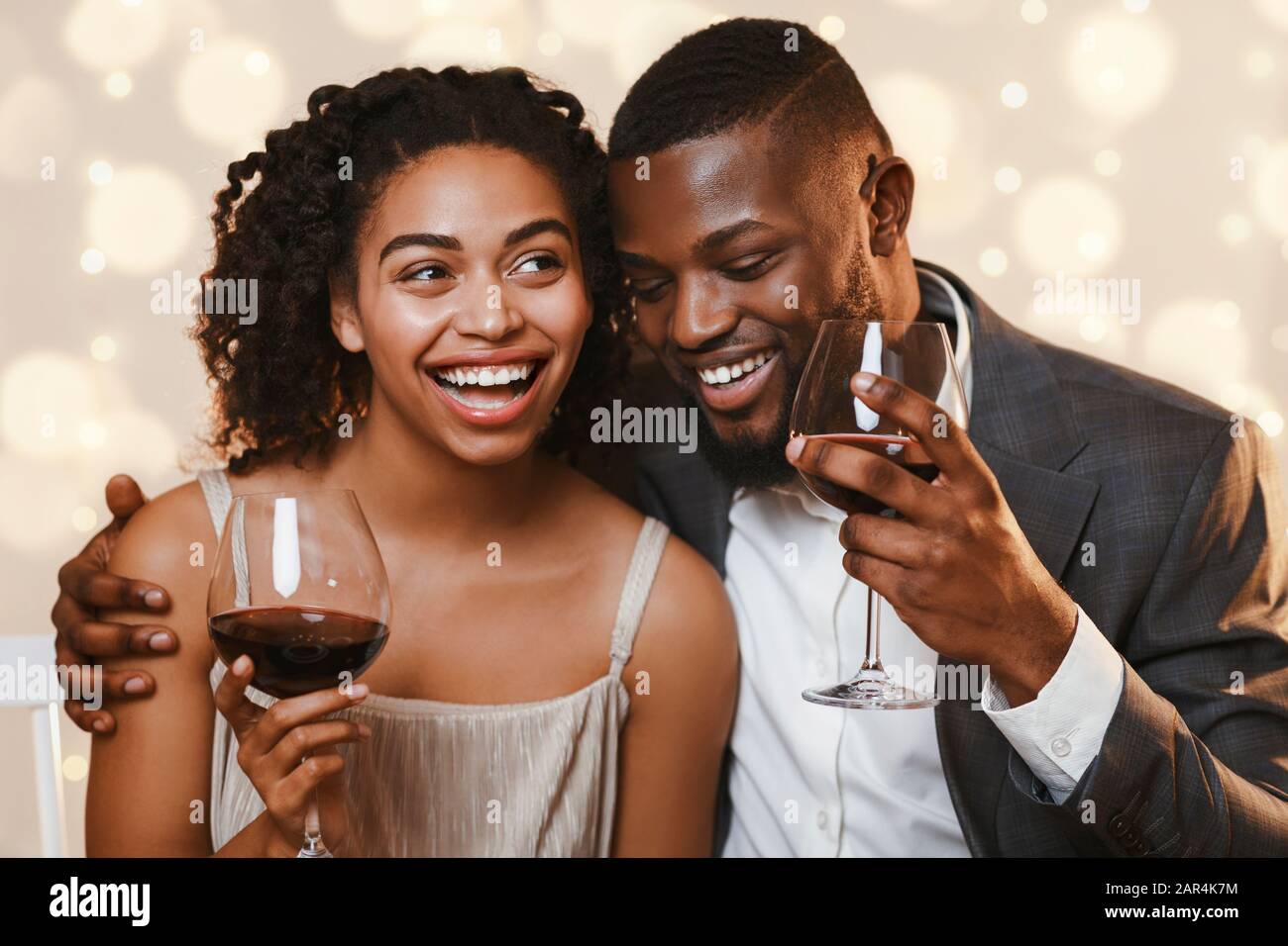 Portrait de beau jeune couple africain célébrant la Saint-Valentin Banque D'Images