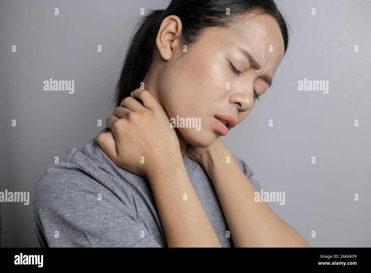 Femme avec douleur dans le cou. Concept femme souffrant de douleur dans le cou. Banque D'Images