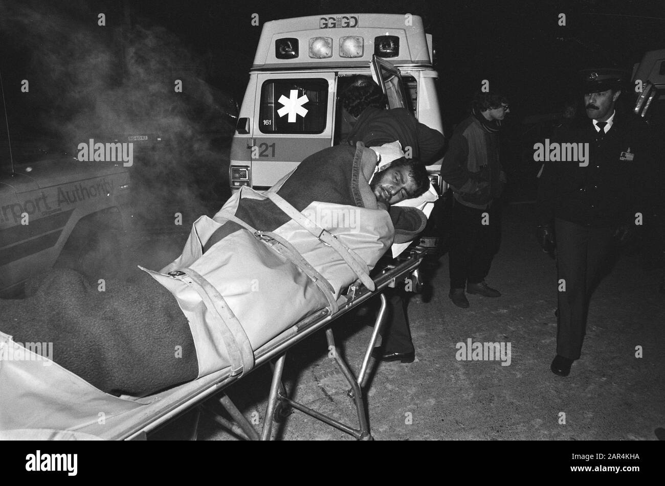 Soldats iraniens blessés arrivés à Schiphol un soldat iranien blessé est transporté dans une ambulance Date: 20 février 1986 lieu: Noord-Holland, Schiphol mots clés: Arrivée et départ, ambulances, blessés, nom de l'institution militaire: Schiphol Banque D'Images