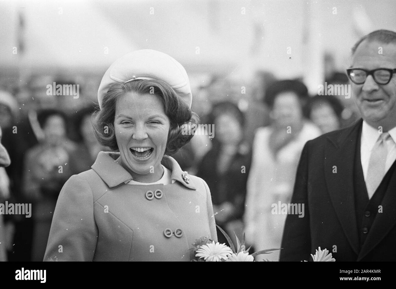 Princesse Beatrix et prince Claus mettent le Willem-Alexanderhaven à Roermond en usage UNE princesse souriante Beatrix Date: 16 juin 1967 lieu: Limbourg, Roermond mots clés: Ports, ouvertures, princesses Nom personnel: Beatrix, princesse, Claus, prince Banque D'Images