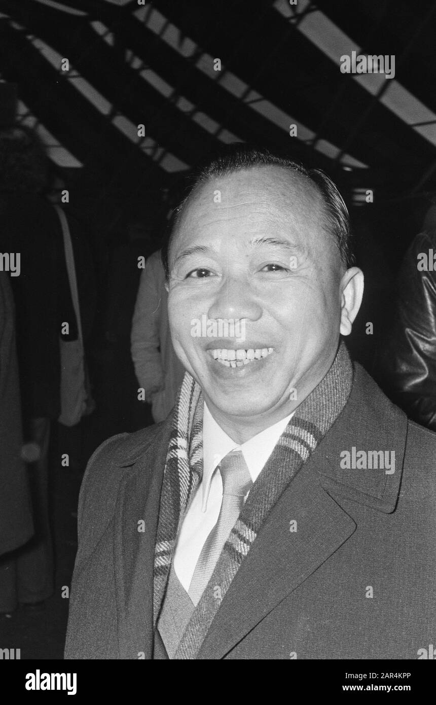 Manifestation Amsterdam aide Hanoi dans une tente de cirque à Amsterdam un employé de l'ambassade vietnamienne à Paris Date: 18 novembre 1973 lieu: Amsterdam, Noord-Holland mots clés: Employés de l'ambassade, tentes de cirque, salles de manifestations Banque D'Images