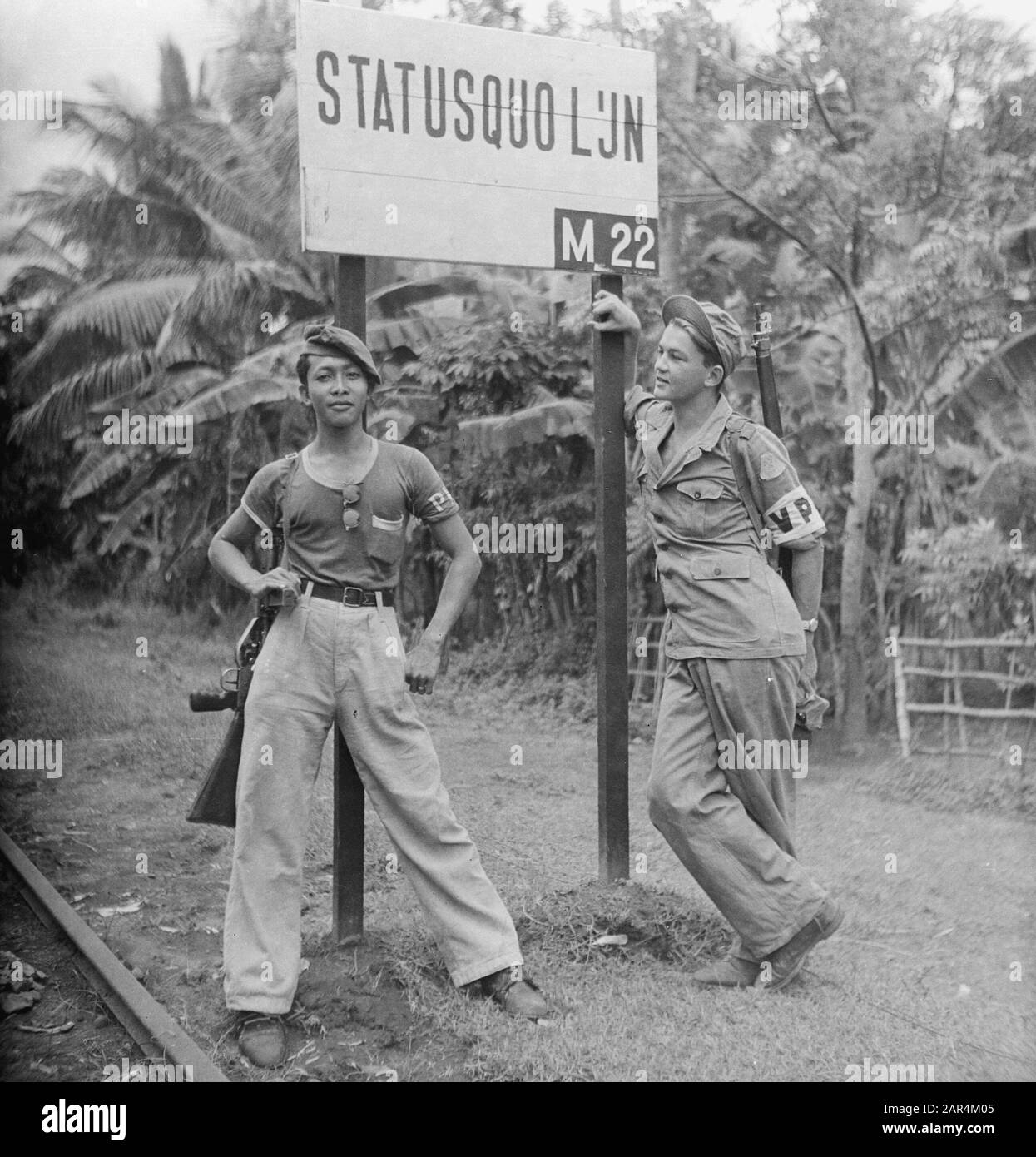 Prowoelan près de la ligne du statu quo de Modjokerto [un TNI néerlandais et indonésien? Militaire sous le signe de la ligne de statut quo.] Annotation: DJK (l'armée indonésienne est armée d'un tommy-gun) Date: 12 février 1948 lieu: Indonésie, Pays-Bas Antilles orientales Banque D'Images