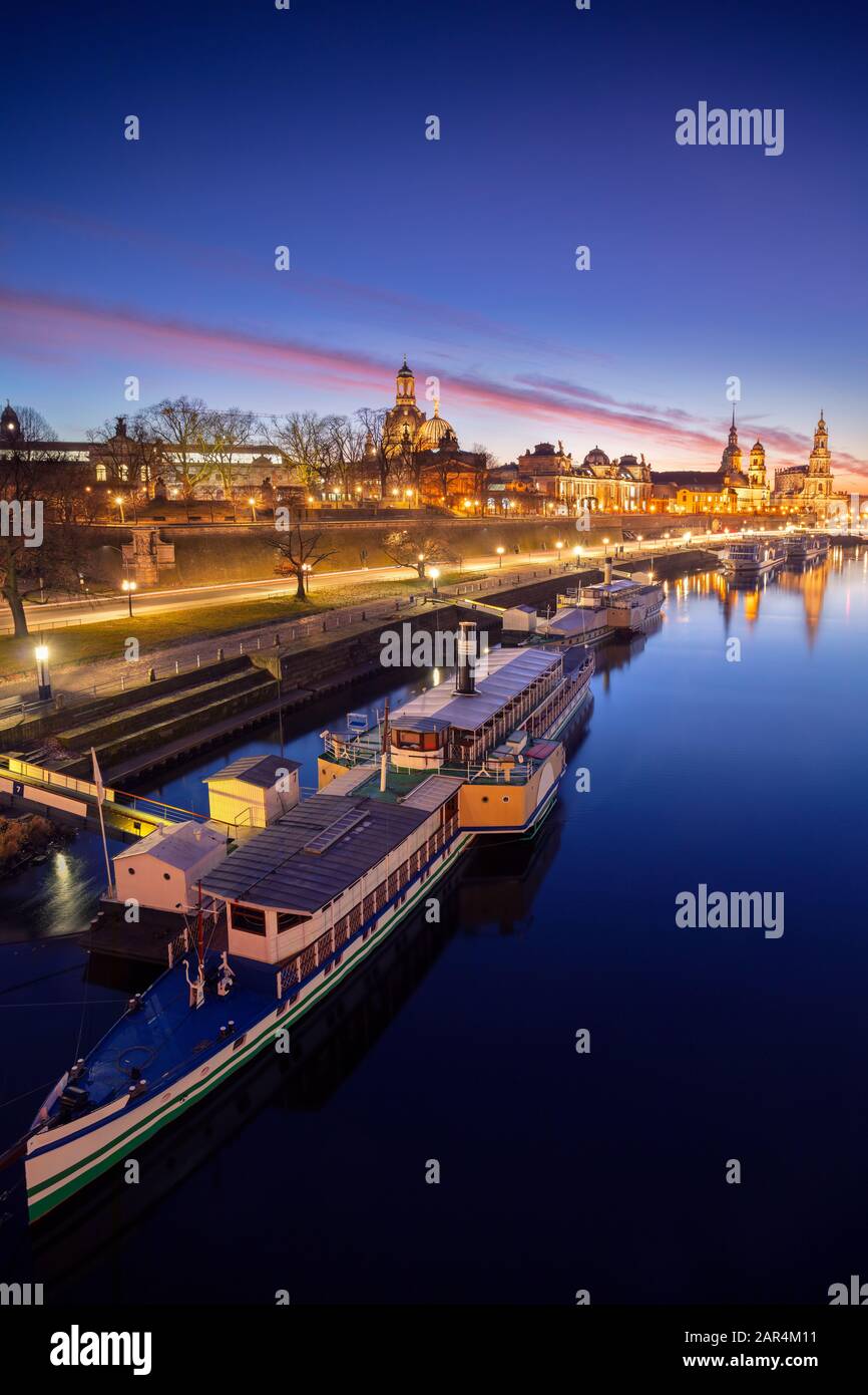 Dresde, Allemagne. Image de Dresde, Allemagne avec la Frauenkirche de Dresde et la cathédrale de Dresde au beau coucher du soleil. Banque D'Images