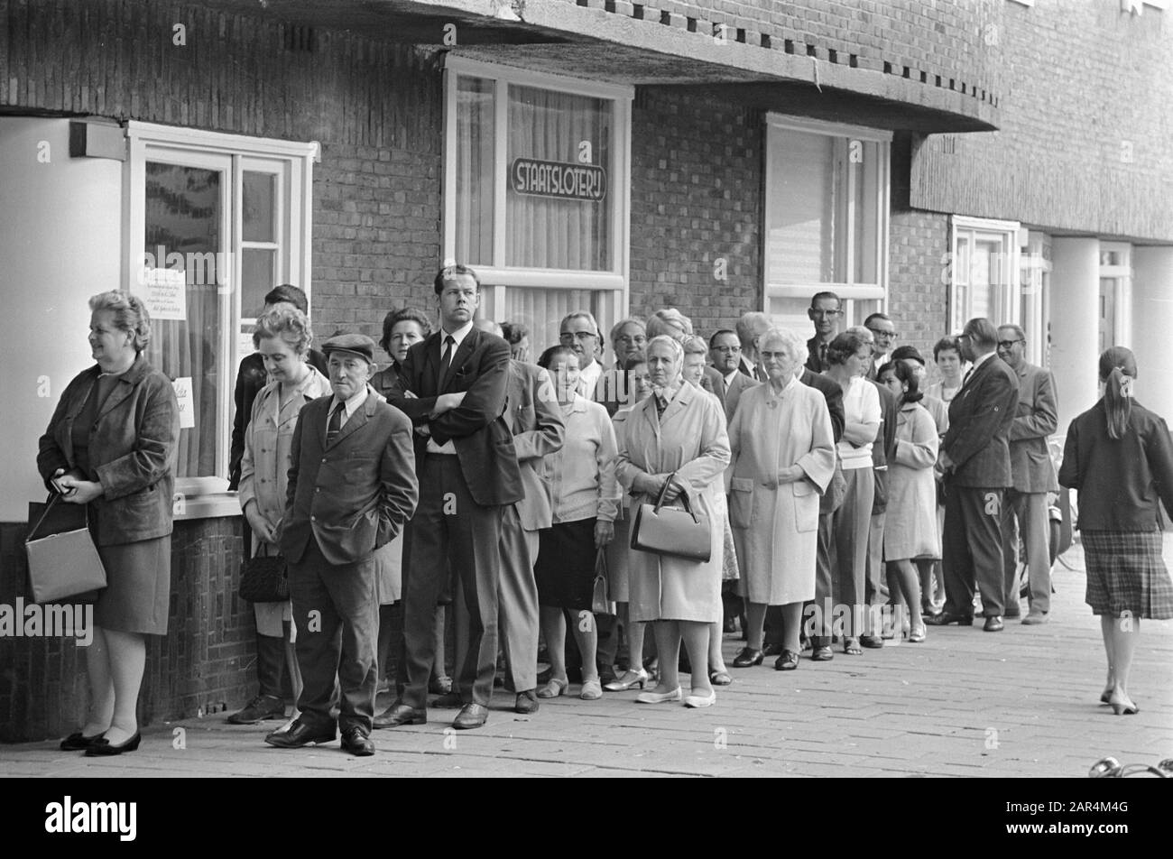 Une rangée de personnes attend un bureau de vente de serrures d'État Date: 9 septembre 1968 mots clés: Embouteillages, personnes Nom de l'institution: FC Twente Banque D'Images