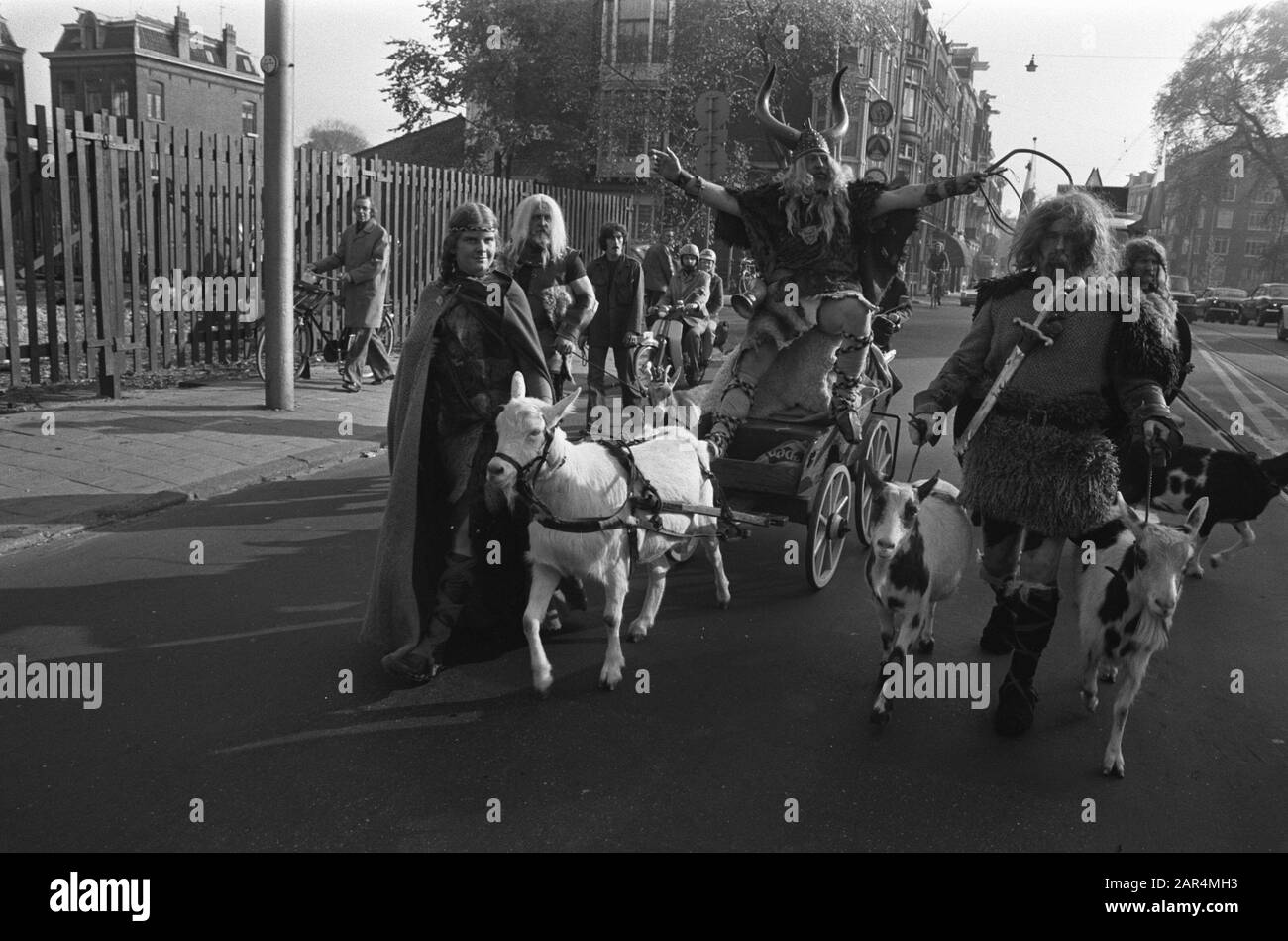 Première bière de Thor god Thor à Heineken (Leidseplein); Thor avec Northmen et chariot de chèvre sur le chemin Date: 31 octobre 1975 Nom personnel: Normans, Thor Banque D'Images