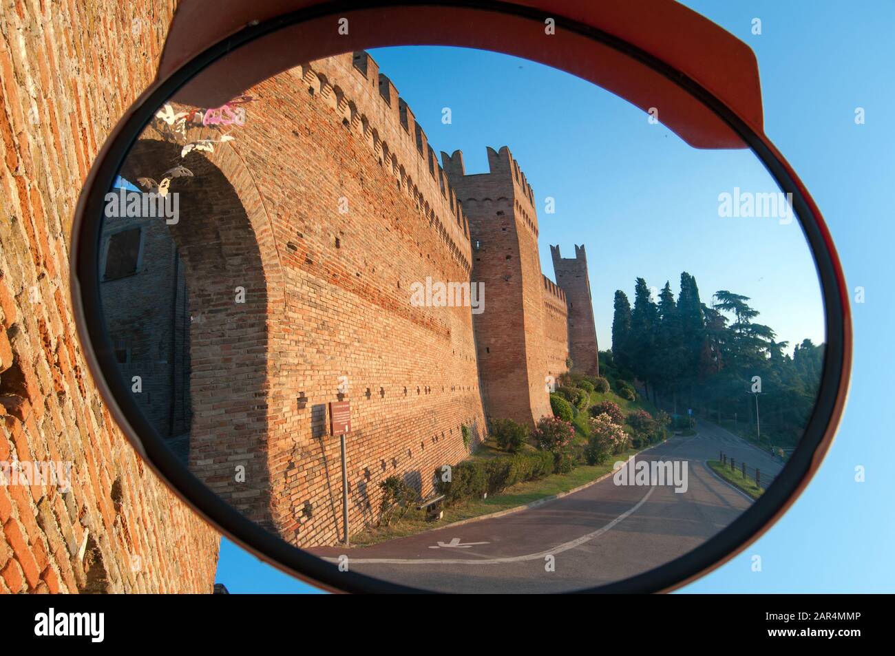 Murs de Gradara, château médiéval-forteresse près de rimini pris de l'extérieur dans une vue miroir de rue Banque D'Images
