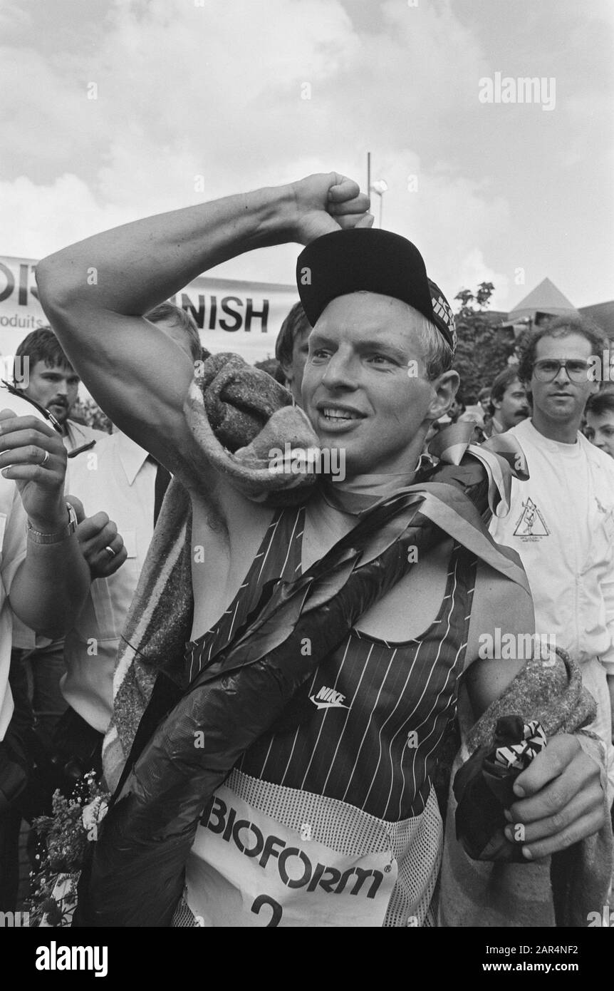 Triathlon européen à Almere; gagnant Gregor Tribe après la fin Date: 17 août 1985 lieu: Almere, Flevoland mots clés: Gagnants, triathlon Nom personnel: George Tribe Banque D'Images