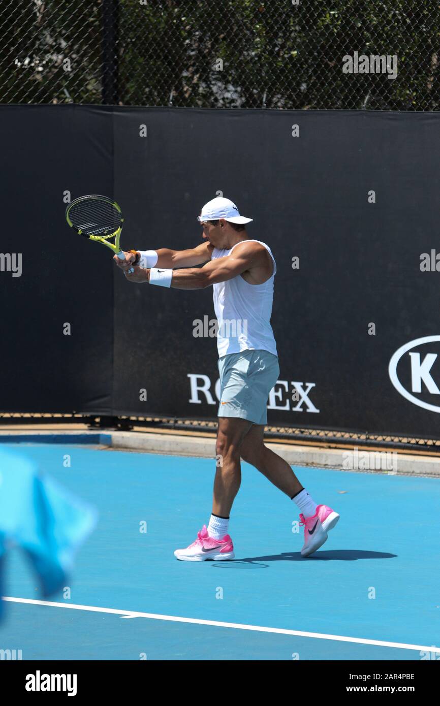 Melbourne Park, Victoria, Australie. 26 janvier 2020. Jour 7 - Rafael Nadal (Espagne) sur les tribunaux de pratique devant une foule énorme. Image Credit: Brett keating/Alay Live News Banque D'Images