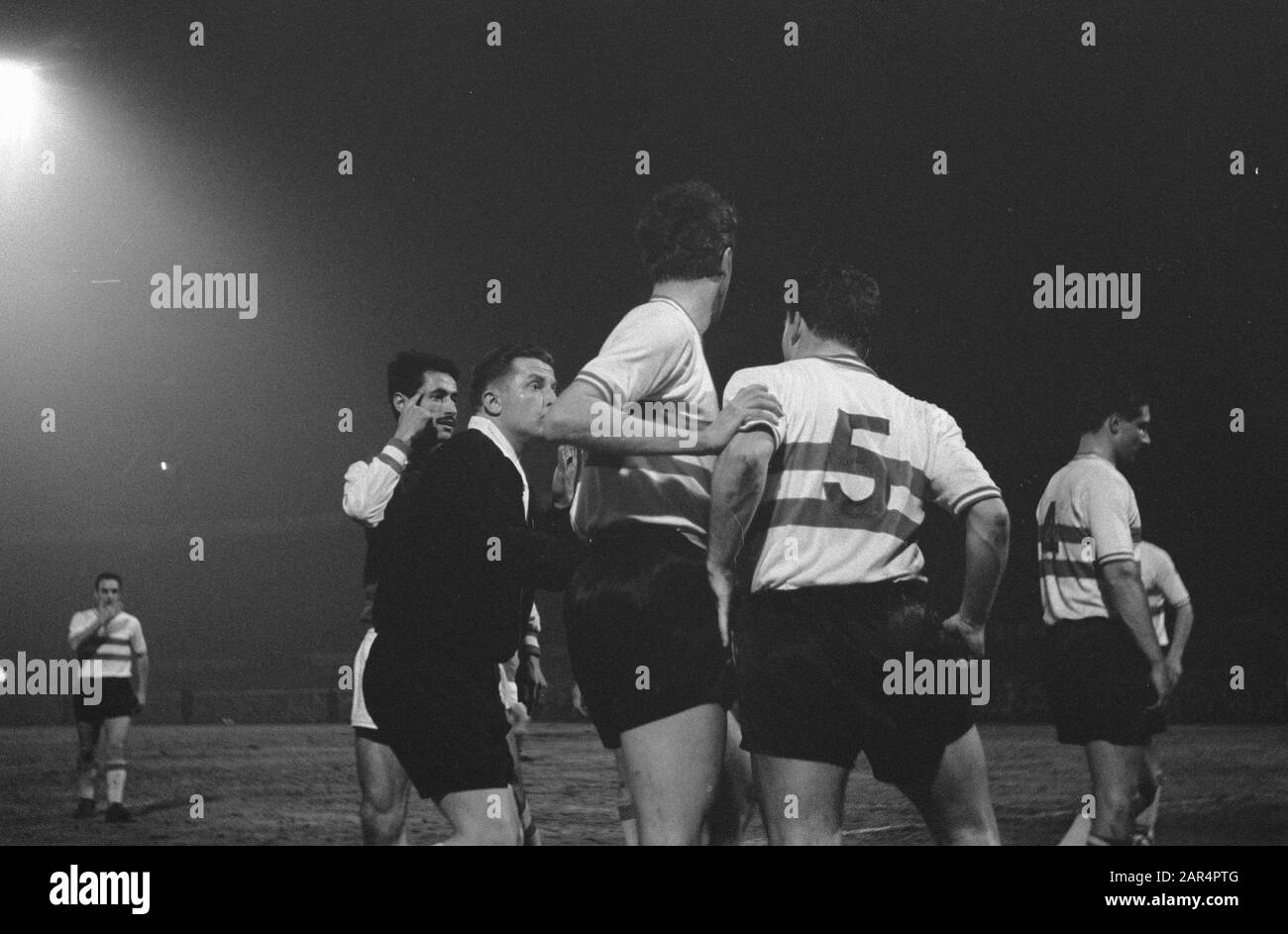 Coupe Europa 1. Feyenoord contre Reims 1-1. Désaccord entre joueurs Date: 13 mars 1963 lieu: Rotterdam, Zuid-Holland mots clés: Sport, football Nom de l'institution: Feyenoord Banque D'Images