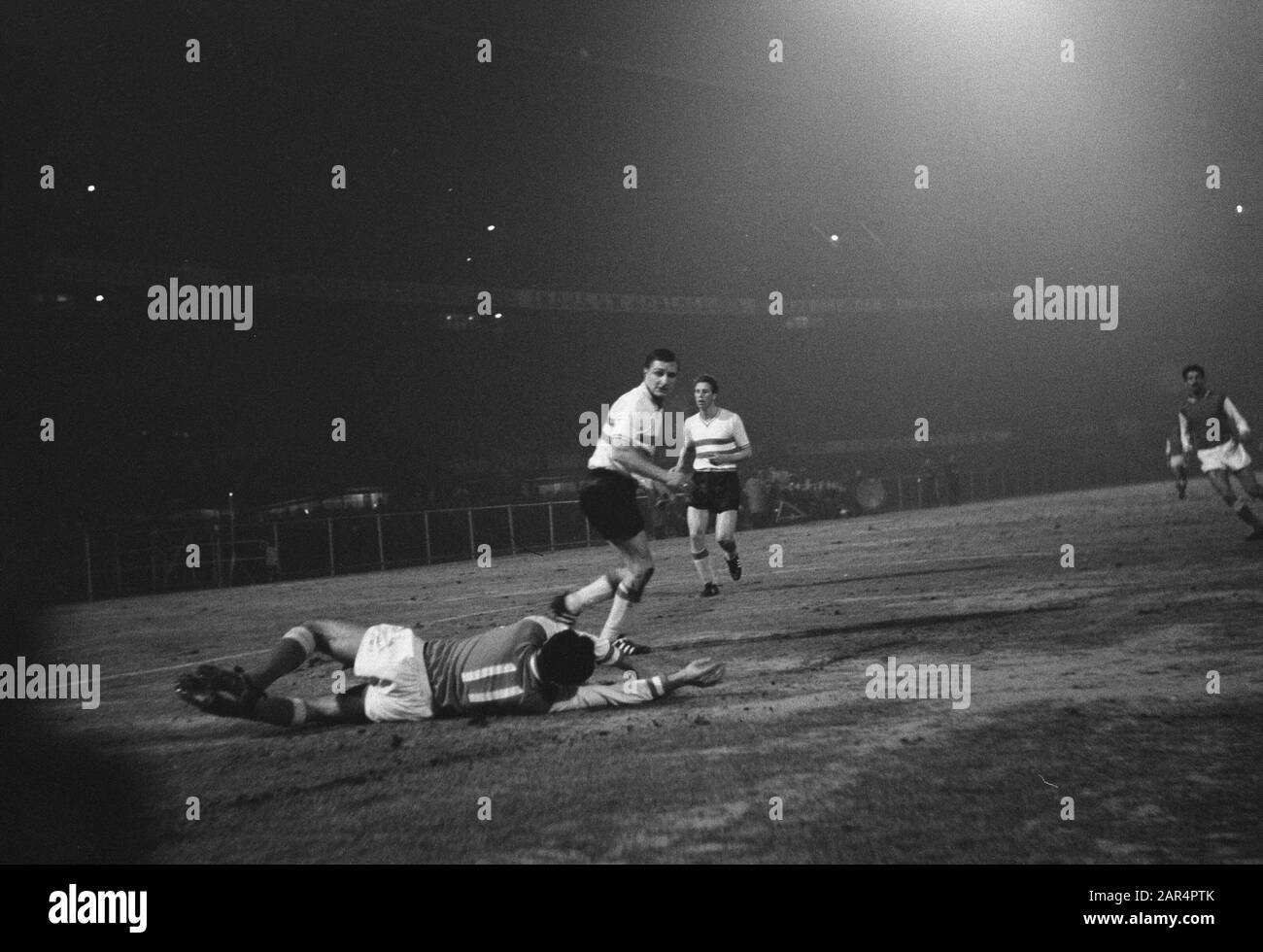 Coupe Europa 1. Feyenoord contre Reims 1-1. Moments de jeu Date: 13 mars 1963 lieu: Rotterdam, Zuid-Holland mots clés: Sport, football Nom de l'institution: Feyenoord Banque D'Images