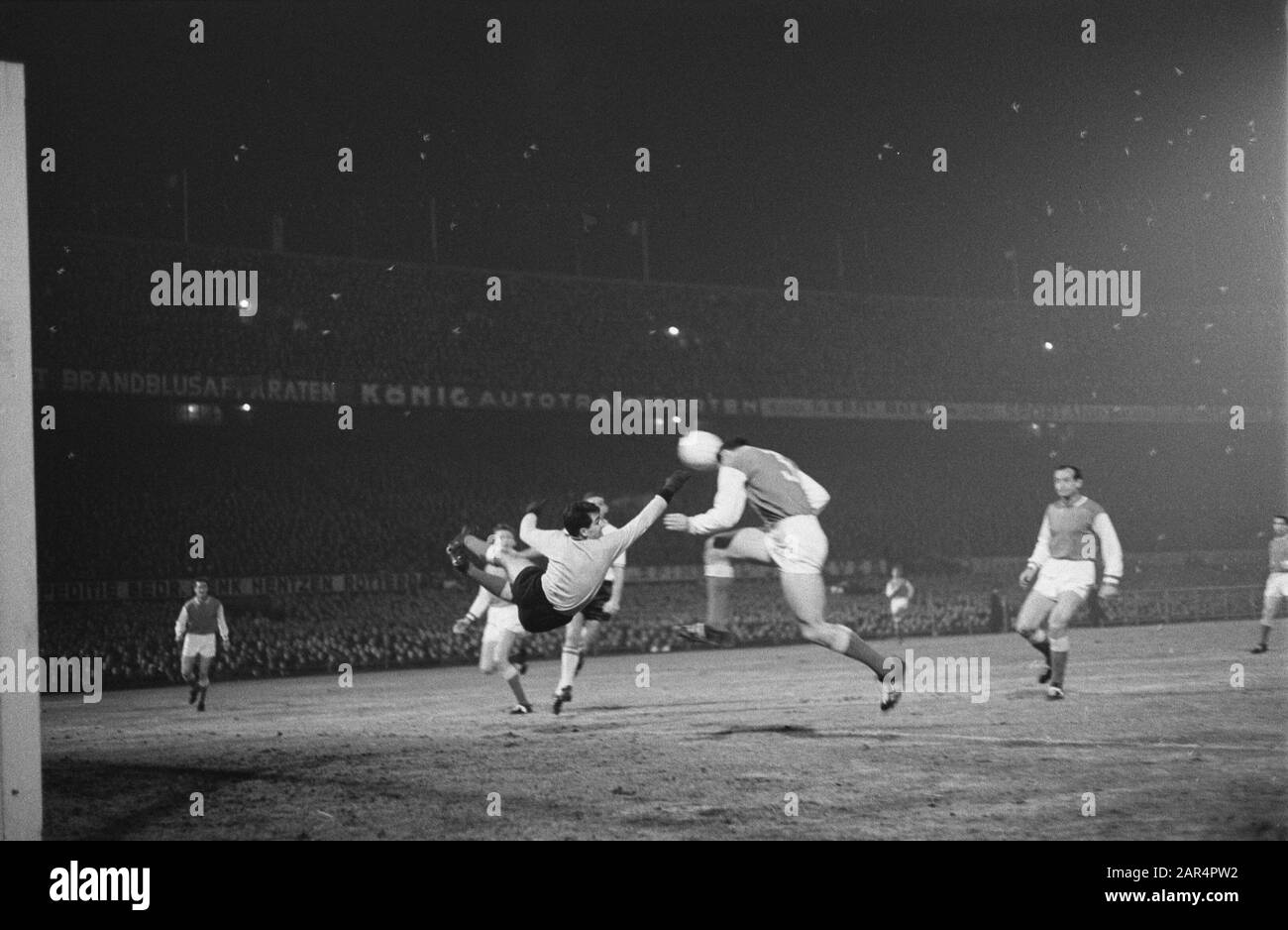 Coupe Europa 1. Feyenoord contre Reims 1-1. Moments de jeu Date: 13 mars 1963 lieu: Rotterdam, Hollande-Méridionale mots clés: Sport, football Nom de l'institution: Feyenoord Banque D'Images