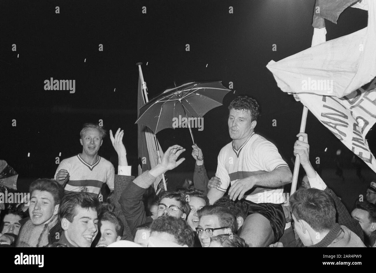 Coupe Europa 1. Feyenoord contre Reims 1-1. Kreijermaat en Kruiver (à gauche) sur les épaules Date: 13 mars 1963 lieu: Rotterdam, Zuid-Holland mots clés: Public, sports, football, football joueurs de football Nom personnel: Kreijermaat, Reinier, Kruiver, Piet Nom de l'institution: Feyenoord Banque D'Images