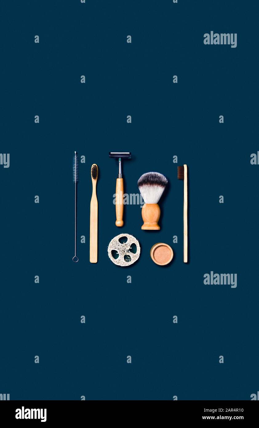 Concept zéro déchet. Brosse à dents en bambou naturel, rasoir, éponge naturelle sur fond bleu. Couche plate, vue supérieure, espace de copie. Banque D'Images