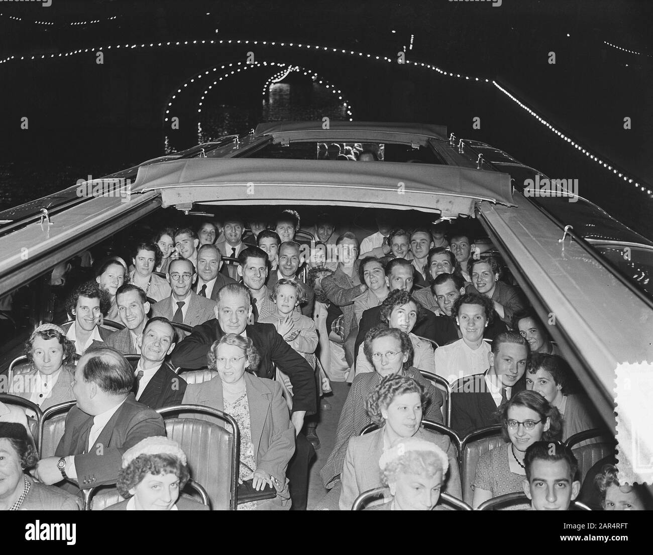 Croisière canaux et bâtiments illuminés Département d'Amsterdam Presse et propagande Date : 4 juillet 1953 lieu : Amsterdam, Noord-Holland mots clés : CANTEN Banque D'Images