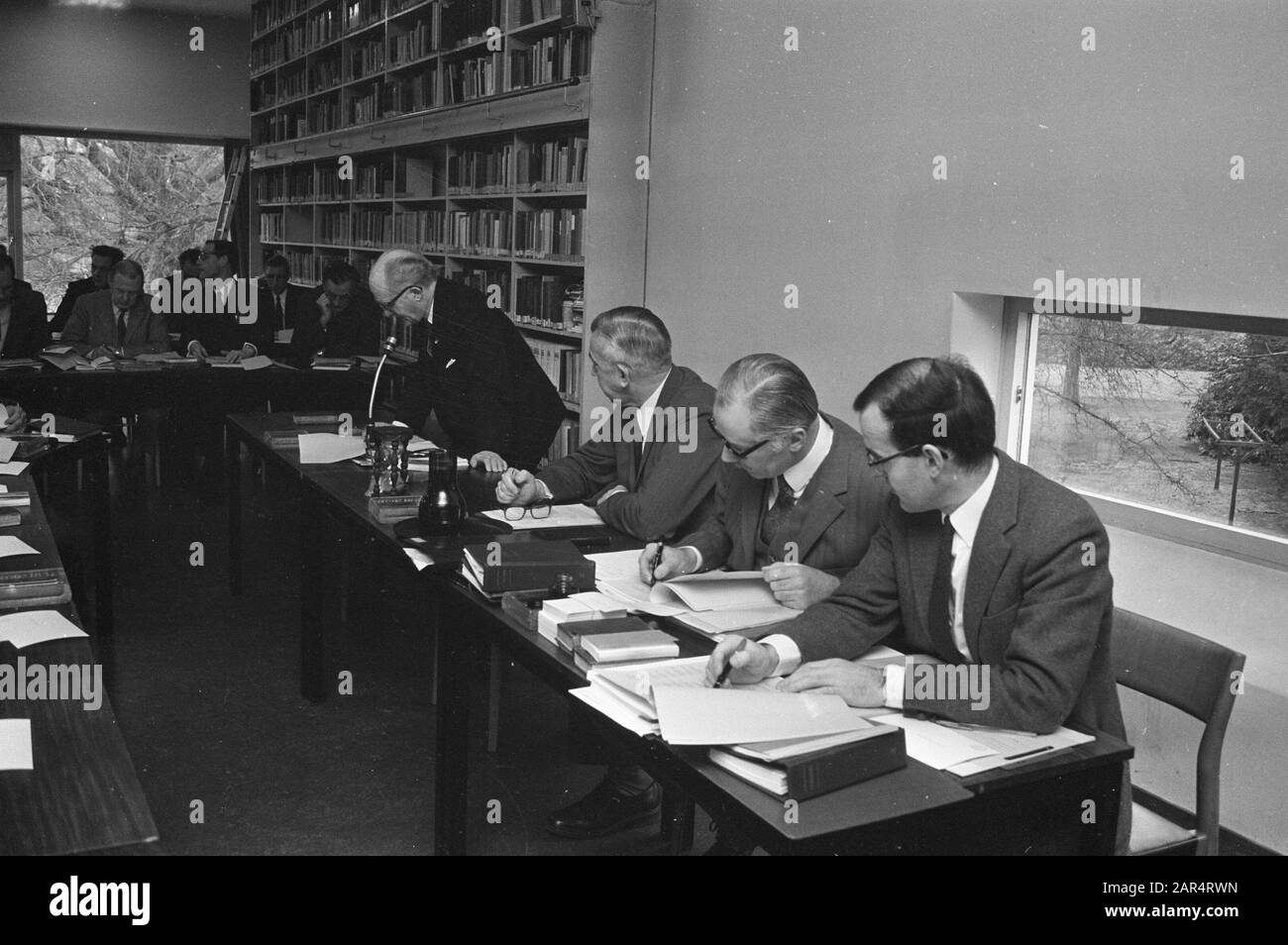 Réunion supplémentaire Synode général de l'Église réformée; v.l.n.n. ds. F. H. Landsman (Secrétaire général), ds. A. Wernels (président temporaire), ds. R. J. Mooke Date: 28 Janvier 1972 Mots Clés: Secrétaires Généraux, Réunions, Présidents Nom Personnel: Ds. F. H. Landsman Banque D'Images Réunion supplémentaire Synode général de l'Église réformée; v.l.n.n. ds. F. H. Landsman (Secrétaire général), ds. A. Wernels (président temporaire), ds. R. J. Mooke Date: 28 Janvier 1972 Mots Clés: Secrétaires Généraux, Réunions, Présidents Nom Personnel: Ds. F. H. Landsman Banque D'Images