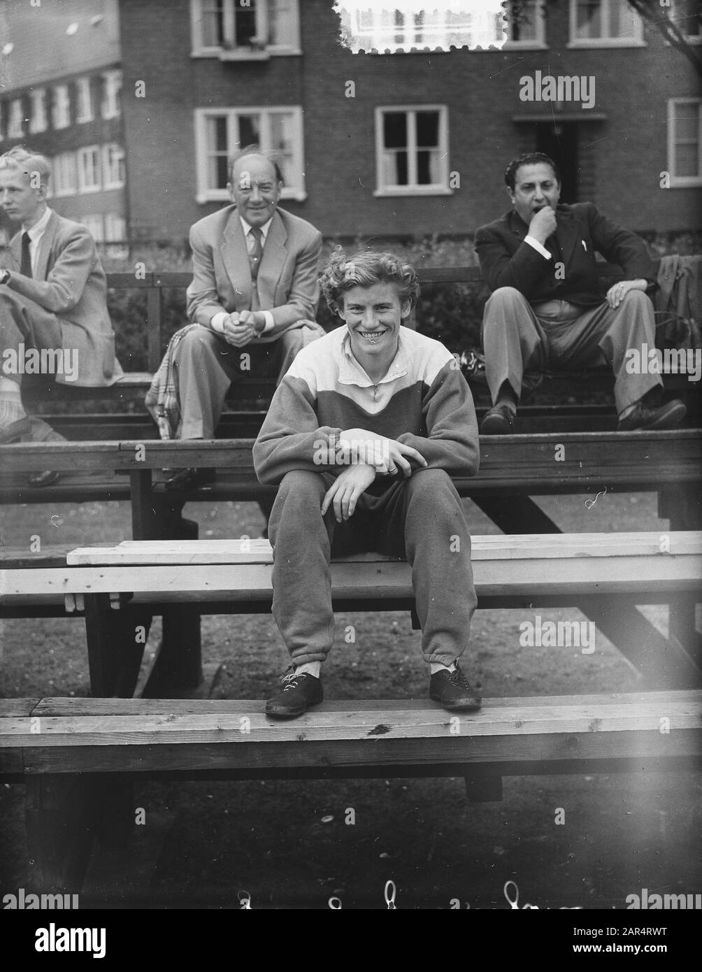 Championnats Néerlandais De Jeunesse Athlétisme. GRE de Jong passe par la finale (Sagitta) 800 m nouveau record Date: 12 juillet 1953 lieu: Amsterdam, Noord-Holland mots clés: Athlétisme Nom personnel: GRE de Jong, Sagitta Nom de l'institution: Sintelbaan Banque D'Images