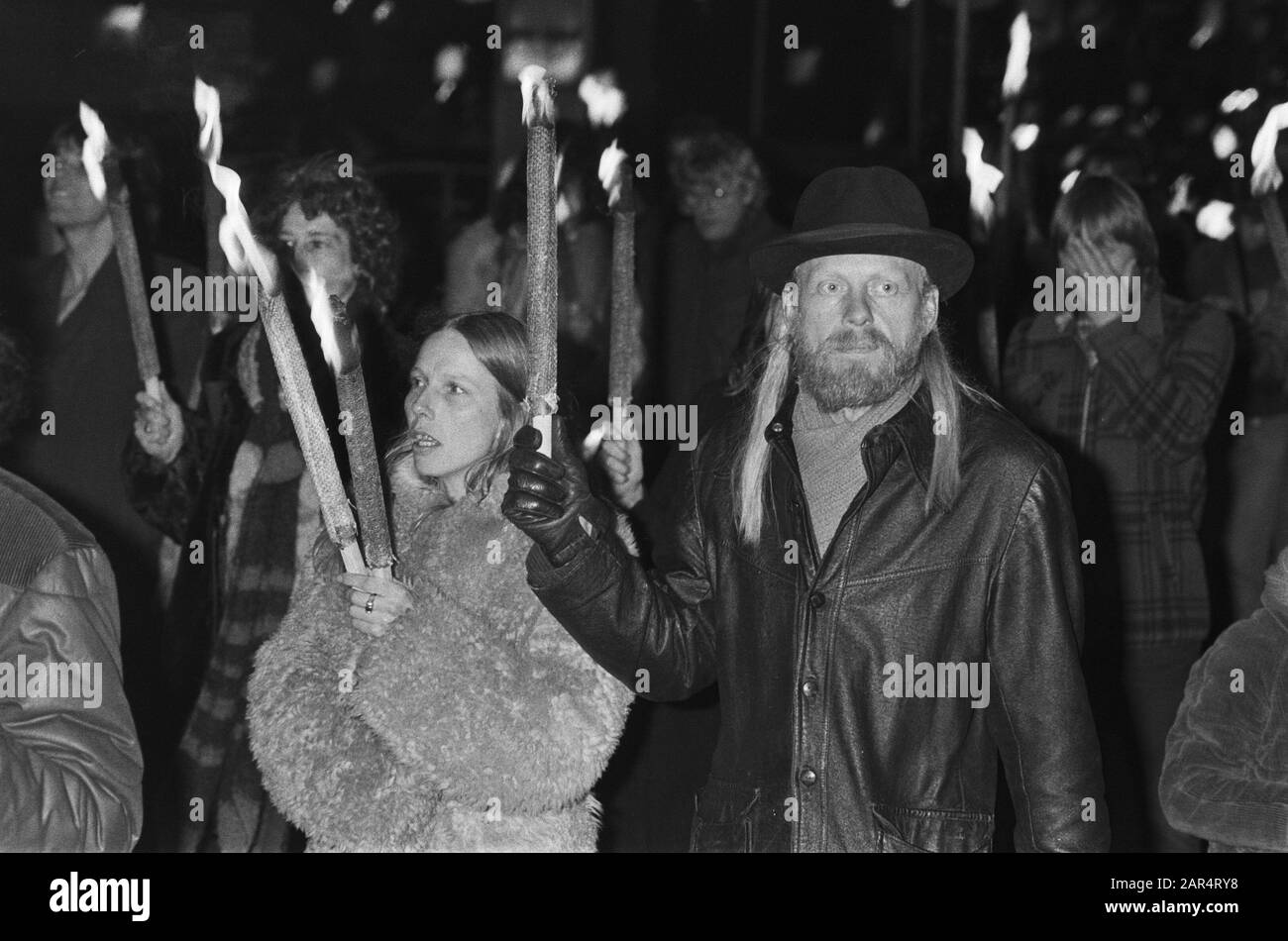 Défilé de chalumeau au Rokin à Amsterdam, en mémoire de John Lennon; environ 1000 personnes ont participé Date: 12 décembre 1980 lieu: Amsterdam, Noord-Holland mots clés: Parades de Torchlight Banque D'Images