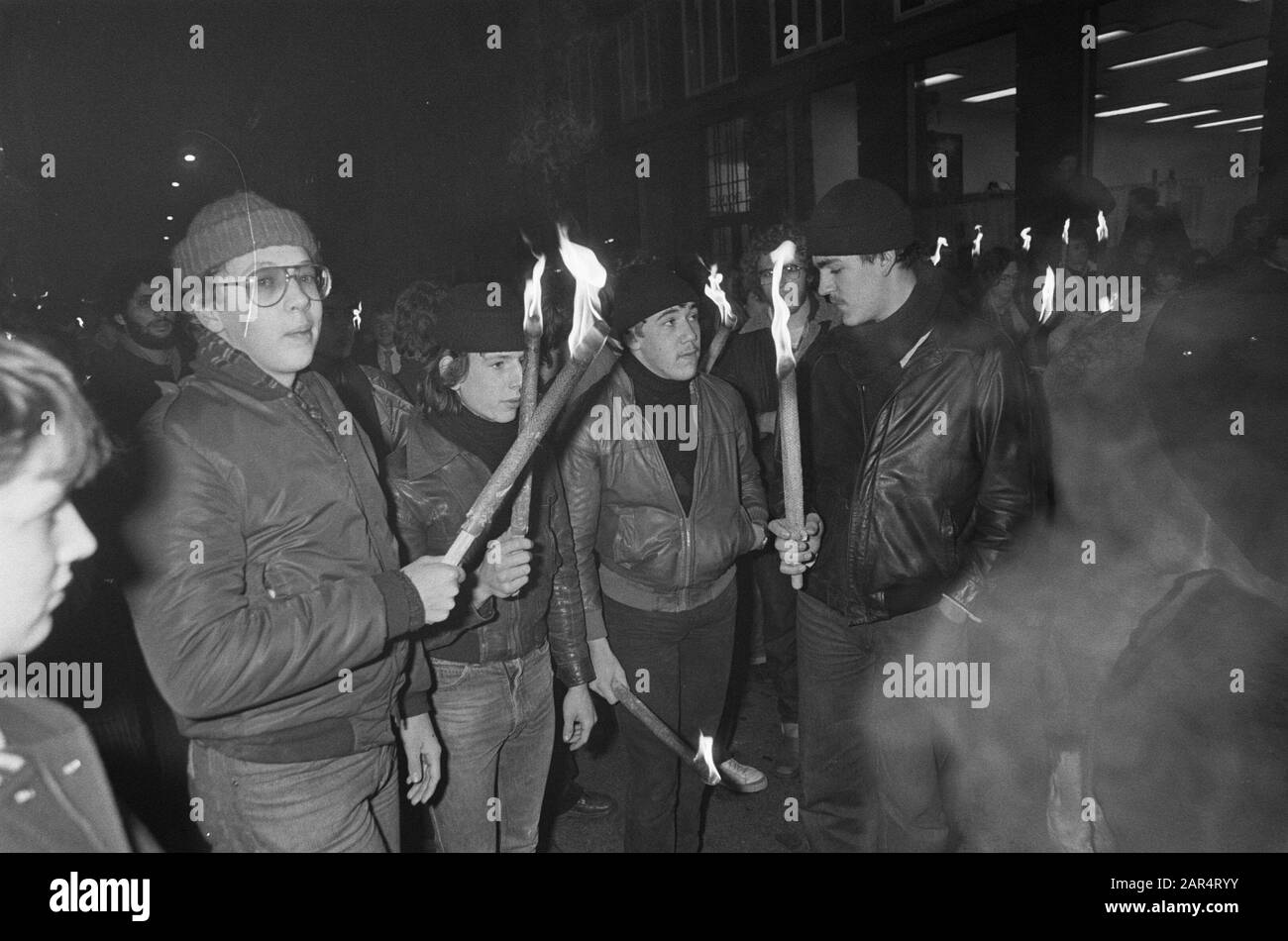 Défilé de chalumeau au Rokin à Amsterdam, en mémoire de John Lennon; environ 1000 personnes ont participé Date: 12 décembre 1980 lieu: Amsterdam, Noord-Holland mots clés: Parades de Torchlight Banque D'Images