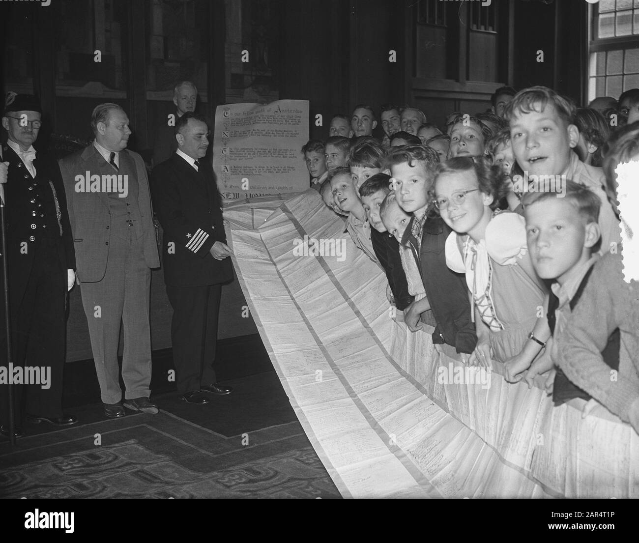 Capitaine Olivet (Empire State). Rôle De L'Offre 5000 Signatures Hôtel De Ville Amsterdam Date: 18 Juillet 1953 Lieu: Amsterdam, Noord-Holland Mots Clés: Offres, Signards Nom Du Personnage: Empire State, Captain Olivet Banque D'Images