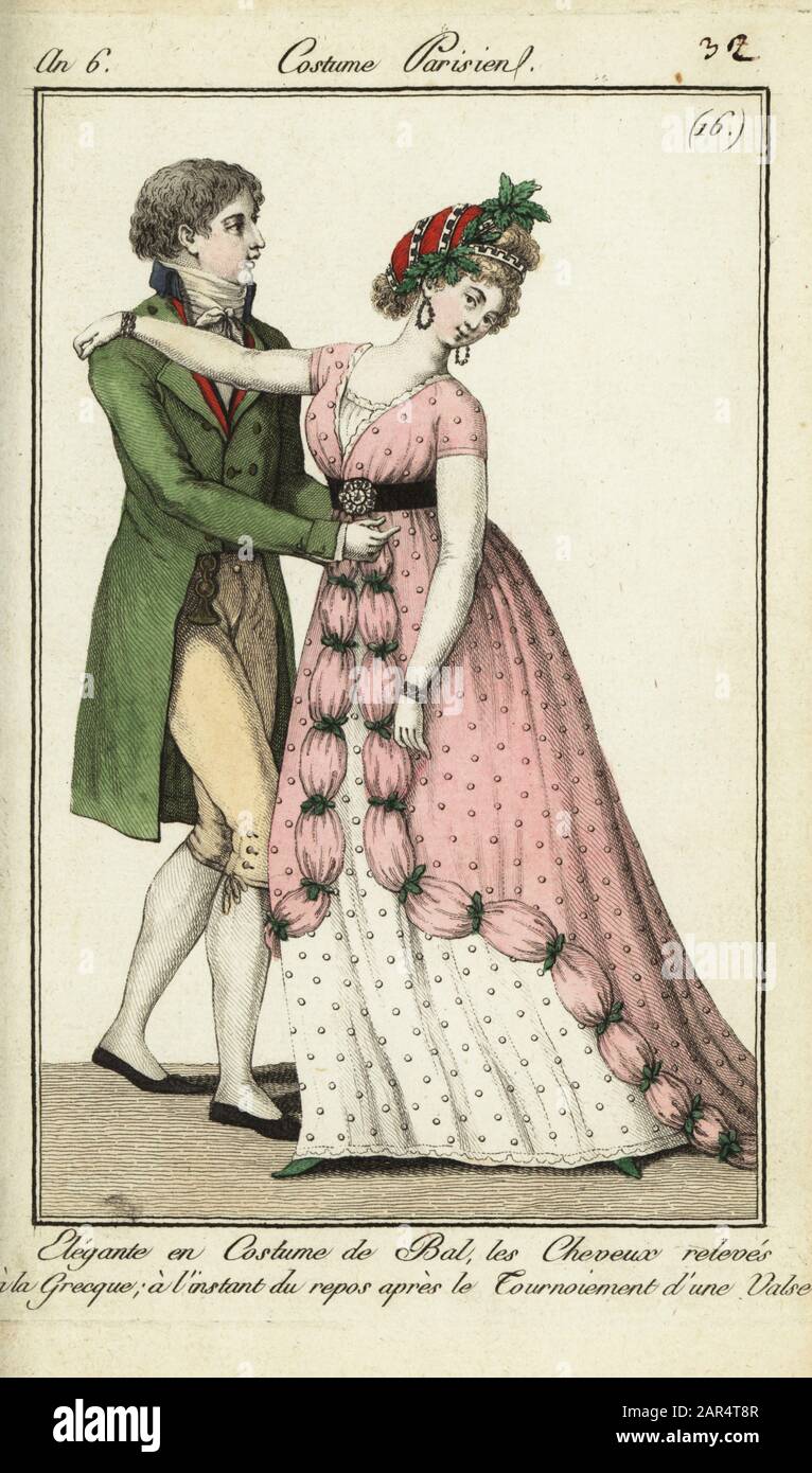 Danseuses à une balle faisant un tour dans une valse, 1798. Elle a ses cheveux dans le style grec et porte une robe de balle. La valse viennoise arrive à Paris dans les années 1790. Elégante en costume de Bal, les Cheveux sont pertinents à la Grecque; à l'instant du repos après le Tournoiiement d'une Valse. Gravure en copperplate de couleur à la main du Journal des modes et Dames de Pierre de la Mesangere, Paris, 1798. Les illustrations du volume 1 étaient celles de Carle Vernet, Claude Louis Desrais et Philibert Louis Debucourt. Banque D'Images