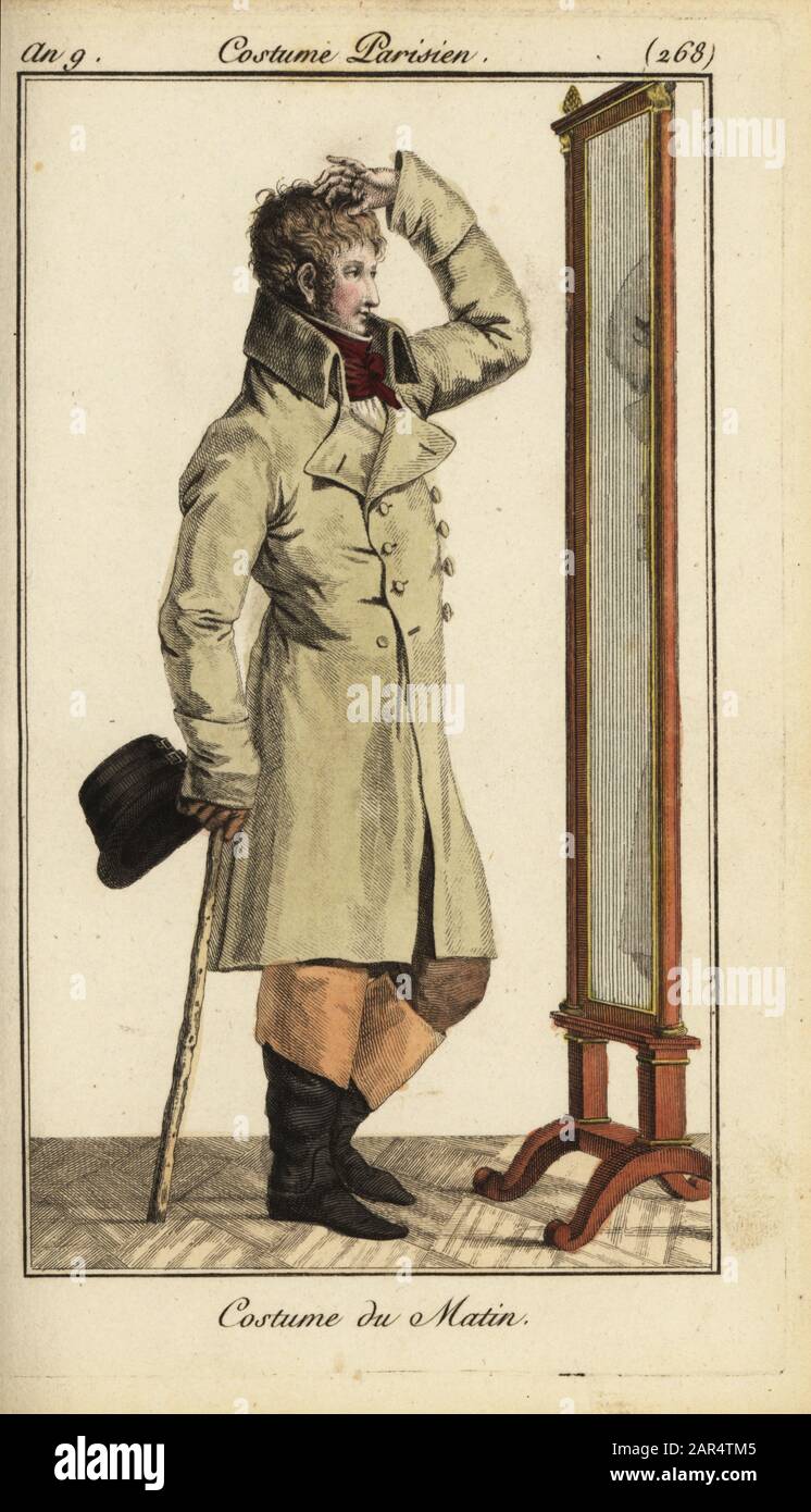 Dandy ou incroyable en tenue de matin, 1800. Il porte un long manteau  d'équitation avec un haut col, des bottes, et tient un chapeau et un cudgel  tout en fixant ses cheveux