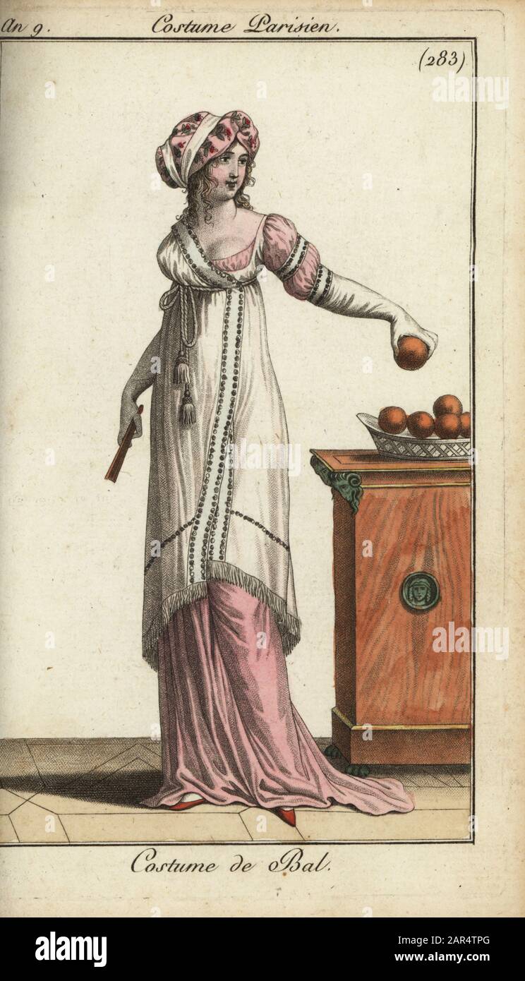 Femme à la mode en robe de bal, 1800. Elle porte une tunique blanche sans  manches sur une robe rose avec corsage à coupe basse, un turban attaché  avec des rubans, des