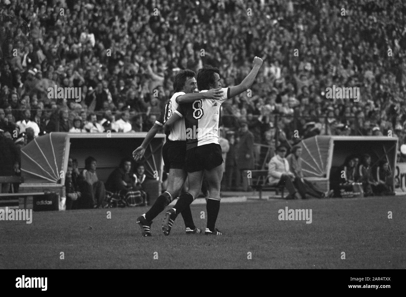 Feyenoord contre Ajax 2-1, but de Ressel Date: 27 octobre 1974 mots clés: Buts, sport, football Nom de l'institution: Feyenoord Banque D'Images