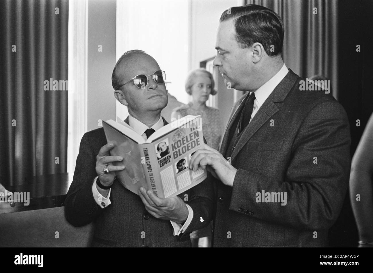 Première de film dans du Midi, Dans le sang froid (Dans le sang froid) après le livre de Truman Capote. L'écrivain (à gauche) montre son livre Date: 14 mars 1968 lieu: Amsterdam, Noord-Holland mots clés: Auteurs, cinémas, livres, films, premières, réalisateurs, écrivains Nom personnel: Capote, Truman Nom de l'institution: Du Midi Banque D'Images