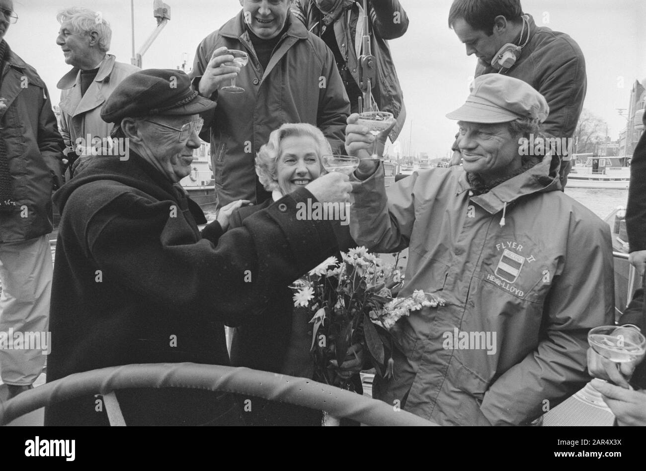 Le flyer arrive à Rotterdam après avoir remporté la course de voile Whitbread. Prince Bernhard toast with skipper Conny van Rietschoten (r.) et sa femme Date: 8 avril 1982 lieu: Rotterdam, Zuid-Holland mots clés: Toast, courses de voile Nom personnel: Bernhard (prince Pays-Bas), Rietbergen, Conny van Institutioningsname: Whitbraerd Banque D'Images