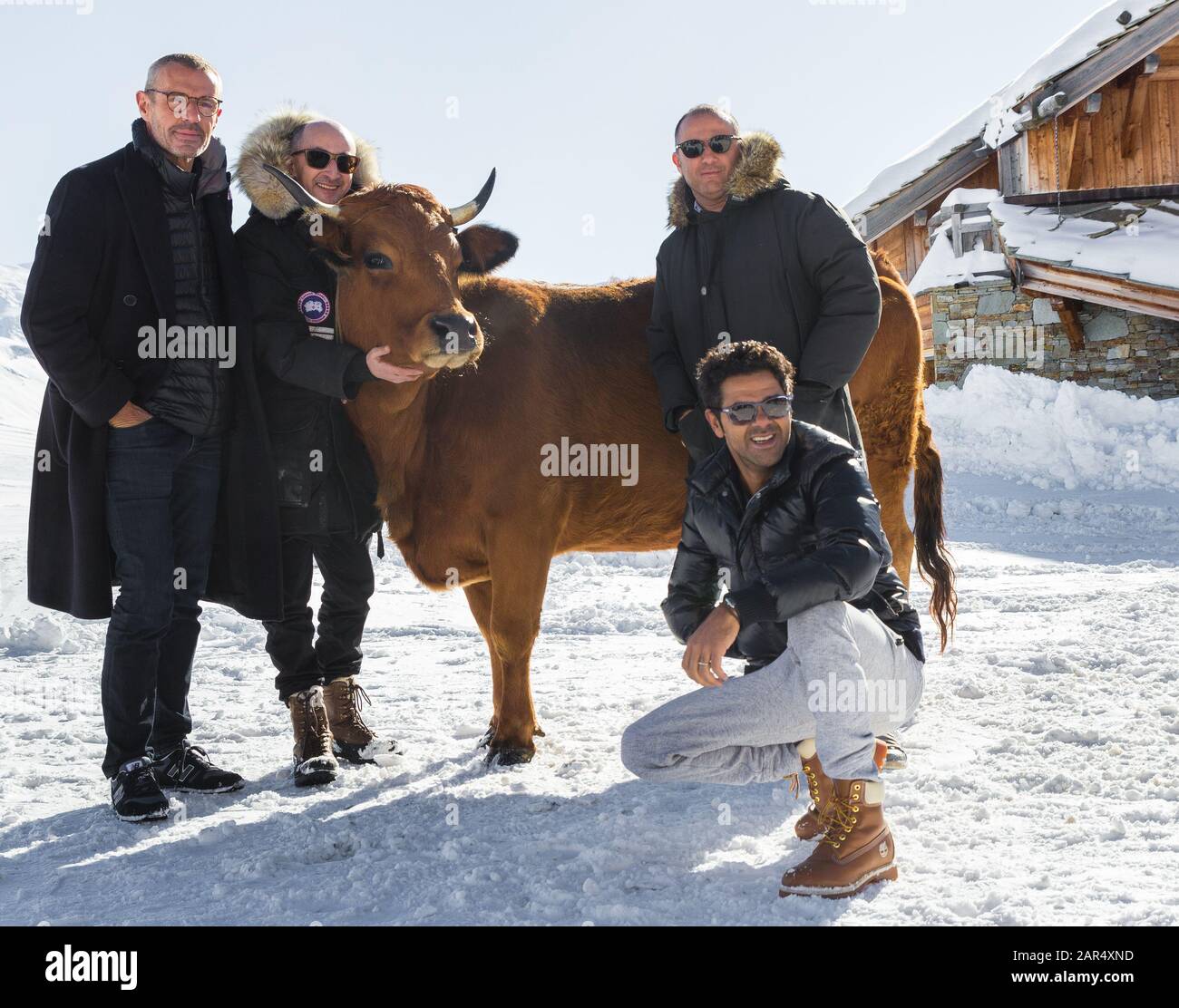 Janvier 2016. L'Alpe D'Huez Comedy Film Festival, France. Équipe de tournage primée de la vache. Jamel Debbouze debout avec son équipe Banque D'Images Janvier 2016. L'Alpe D'Huez Comedy Film Festival, France. Équipe de tournage primée de la vache. Jamel Debbouze debout avec son équipe Banque D'Images