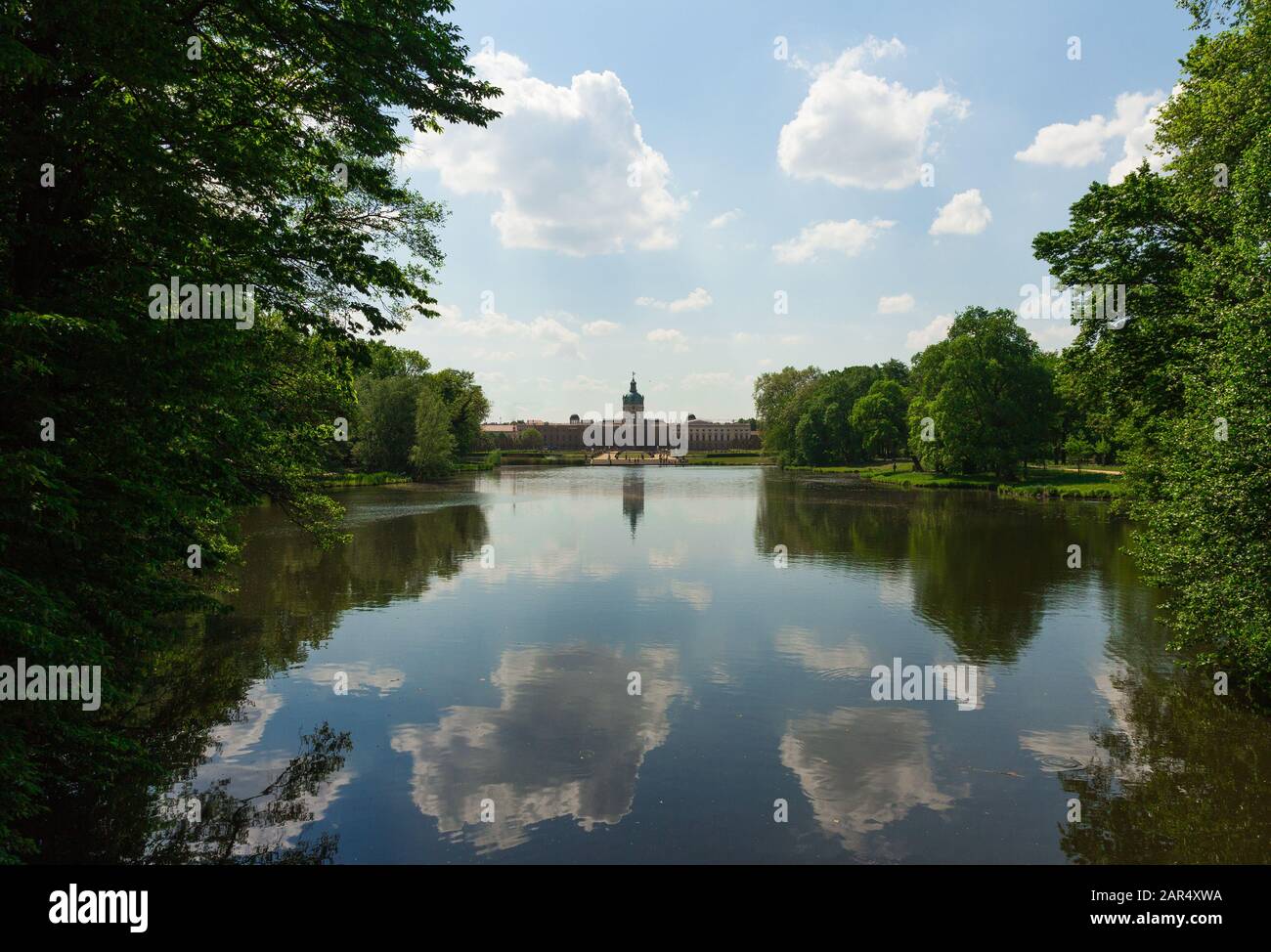 Château de Charlottenburg (Schloss) lac par une journée ensoleillée (Berlin, Allemagne). Magnifique paysage de cet endroit de la nature royale. Ciel bleu et nuages délicieux Banque D'Images Château de Charlottenburg (Schloss) lac par une journée ensoleillée (Berlin, Allemagne). Magnifique paysage de cet endroit de la nature royale. Ciel bleu et nuages délicieux Banque D'Images
