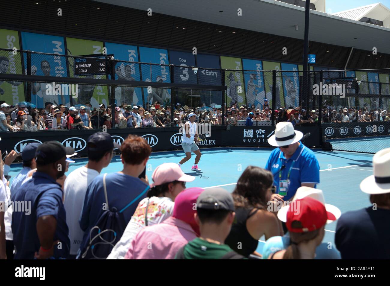 Melbourne Park, Victoria, Australie. 26 janvier 2020. Jour 7 - Rafael Nadal (Espagne) sur les tribunaux de pratique devant une foule énorme. Image Credit: Brett keating/Alay Live News Banque D'Images