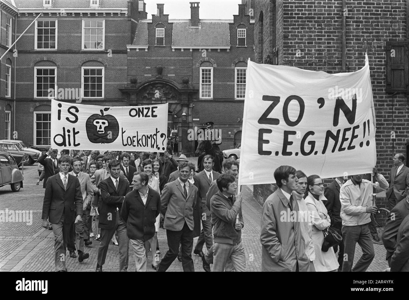 Les producteurs de fruits manifestent avec des signes à la Haye; les manifestants pour le ministère de l'Agriculture Date: 27 mai 1970 lieu: La Haye, Zuid-Holland mots clés: Manifestants, manifestations, producteurs de fruits Nom de l'institution: Ministère de l'Agriculture et de la pêche Banque D'Images