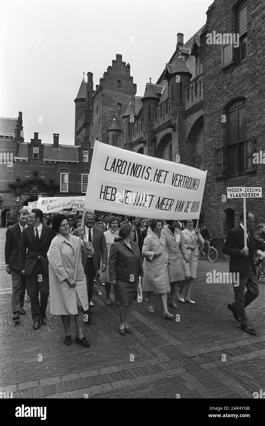 Les producteurs de fruits manifestent avec des signes à la Haye; les manifestants pour le ministère de l'Agriculture Date: 27 mai 1970 lieu: La Haye, Zuid-Holland mots clés: Manifestants, manifestations, producteurs de fruits Nom de l'institution: Ministère de l'Agriculture et de la pêche Banque D'Images