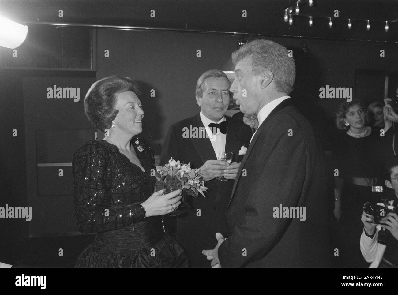 Gala du siècle dans carré de 100 ans; Reine Beatrix et prince Claus avec André van Duin Date: 10 décembre 1987 lieu: Amsterdam, Noord-Holland mots clés: Artistes, galapremies, maison royale, théâtres Nom personnel: Beatrix (Reine Pays-Bas), Claus (prince Pays-Bas), Dune, André van Banque D'Images