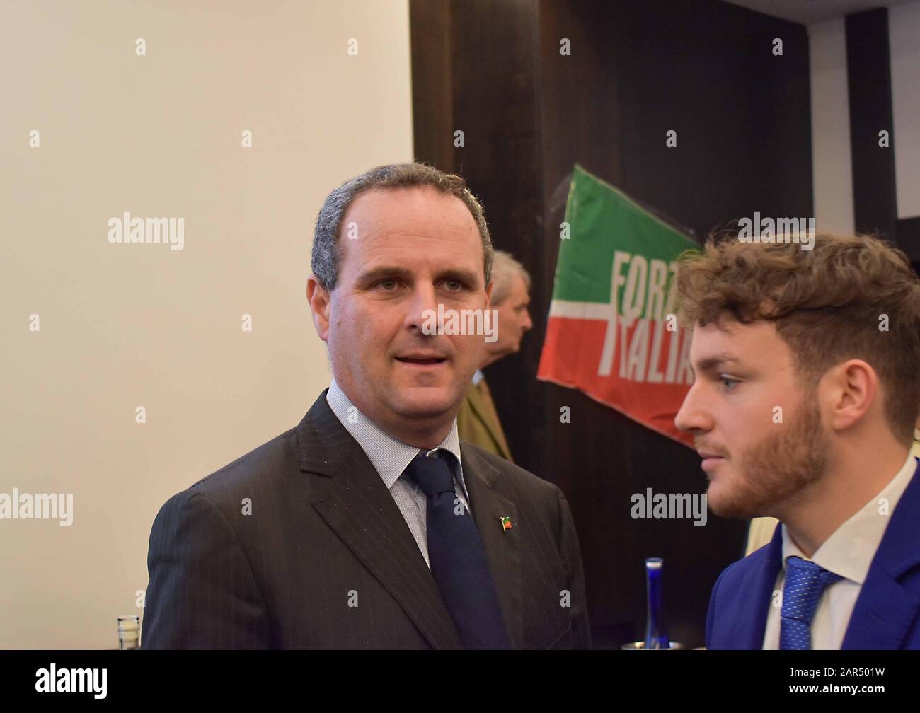 "Forza Italia à Rome commence de nouveau par la première réunion qui se tiendra aujourd'hui à 16 heures à l'hôtel Universo (via principe Amedeo 5/b). Ce sera l'occasion de relancer l'activité du parti dans la capitale avec la participation de militants, de dirigeants, de parlementaires et de tous ceux qui veulent s'engager. A partir de cette réunion, une forte offensive doit commencer à nous voir retourner dans les quartiers, les banlieues, entre les catégories, avec les citoyens, pour la renaissance non seulement de Forza Italia mais aussi de Roma Capitale qui meurt sous les coups des rayons et des grilles. Un rapport sera Banque D'Images