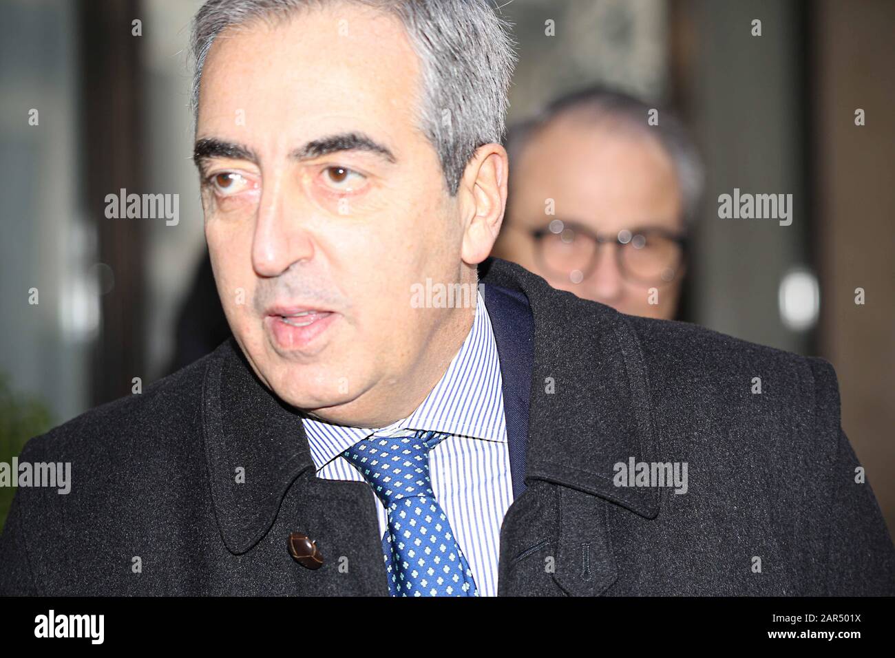 "Forza Italia à Rome commence de nouveau par la première réunion qui se tiendra aujourd'hui à 16 heures à l'hôtel Universo (via principe Amedeo 5/b). Ce sera l'occasion de relancer l'activité du parti dans la capitale avec la participation de militants, de dirigeants, de parlementaires et de tous ceux qui veulent s'engager. A partir de cette réunion, une forte offensive doit commencer à nous voir retourner dans les quartiers, les banlieues, entre les catégories, avec les citoyens, pour la renaissance non seulement de Forza Italia mais aussi de Roma Capitale qui meurt sous les coups des rayons et des grilles. Un rapport sera Banque D'Images