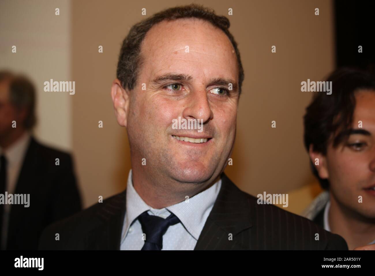 "Forza Italia à Rome commence de nouveau par la première réunion qui se tiendra aujourd'hui à 16 heures à l'hôtel Universo (via principe Amedeo 5/b). Ce sera l'occasion de relancer l'activité du parti dans la capitale avec la participation de militants, de dirigeants, de parlementaires et de tous ceux qui veulent s'engager. A partir de cette réunion, une forte offensive doit commencer à nous voir retourner dans les quartiers, les banlieues, entre les catégories, avec les citoyens, pour la renaissance non seulement de Forza Italia mais aussi de Roma Capitale qui meurt sous les coups des rayons et des grilles. Un rapport sera Banque D'Images