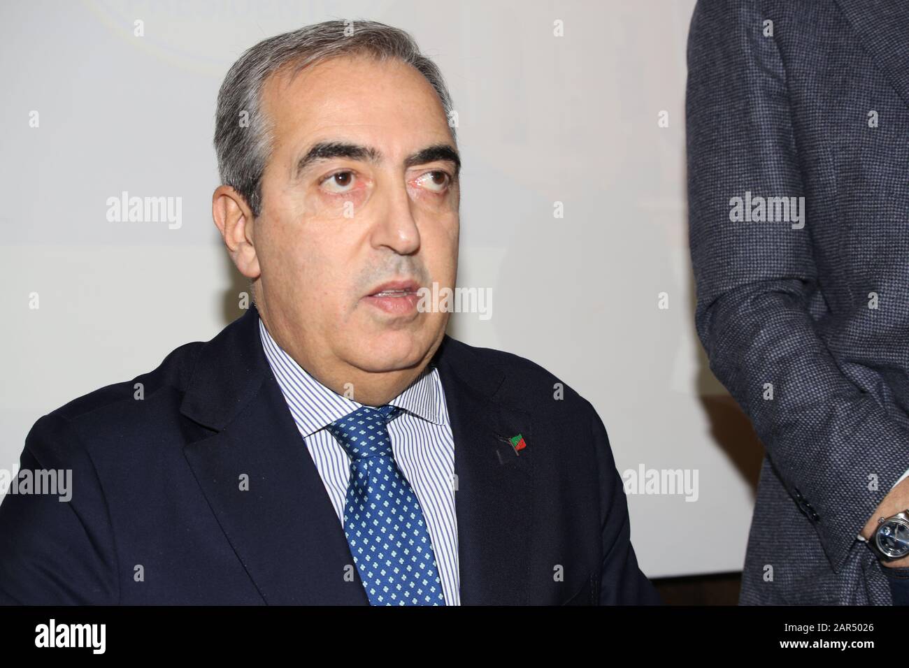 "Forza Italia à Rome commence de nouveau par la première réunion qui se tiendra aujourd'hui à 16 heures à l'hôtel Universo (via principe Amedeo 5/b). Ce sera l'occasion de relancer l'activité du parti dans la capitale avec la participation de militants, de dirigeants, de parlementaires et de tous ceux qui veulent s'engager. A partir de cette réunion, une forte offensive doit commencer à nous voir retourner dans les quartiers, les banlieues, entre les catégories, avec les citoyens, pour la renaissance non seulement de Forza Italia mais aussi de Roma Capitale qui meurt sous les coups des rayons et des grilles. Un rapport sera Banque D'Images